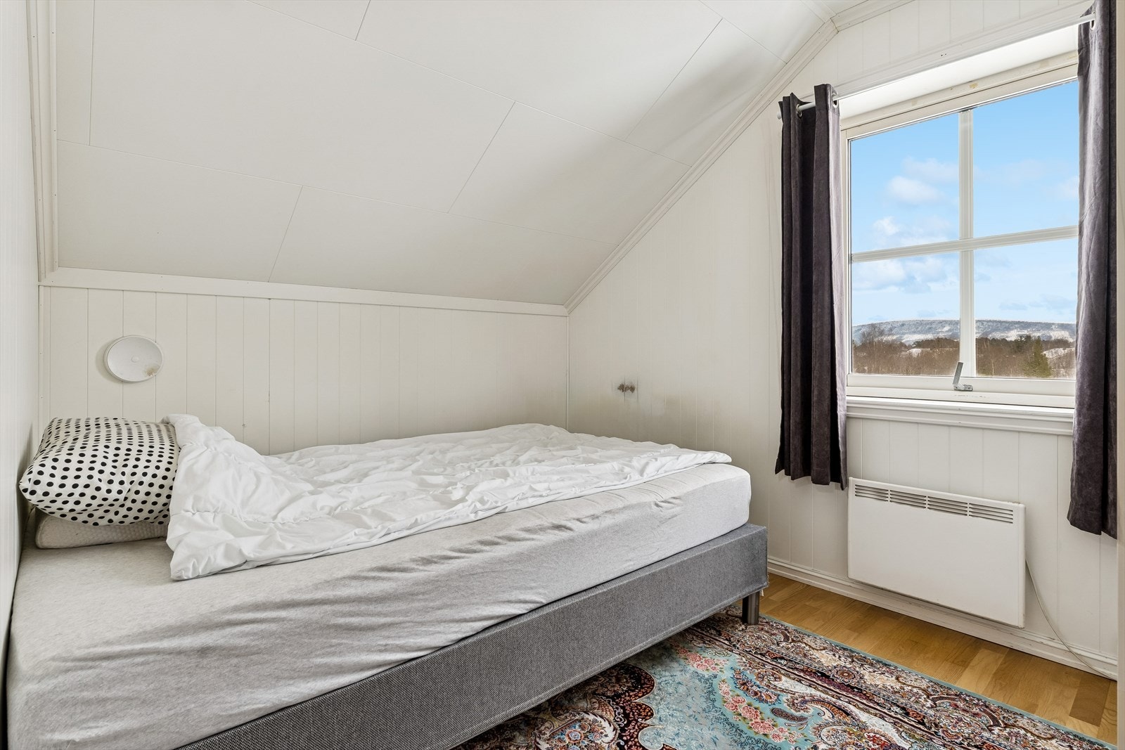 Et av soverommene på loftet, med plass til seng og oppbevaring. Galleribilde