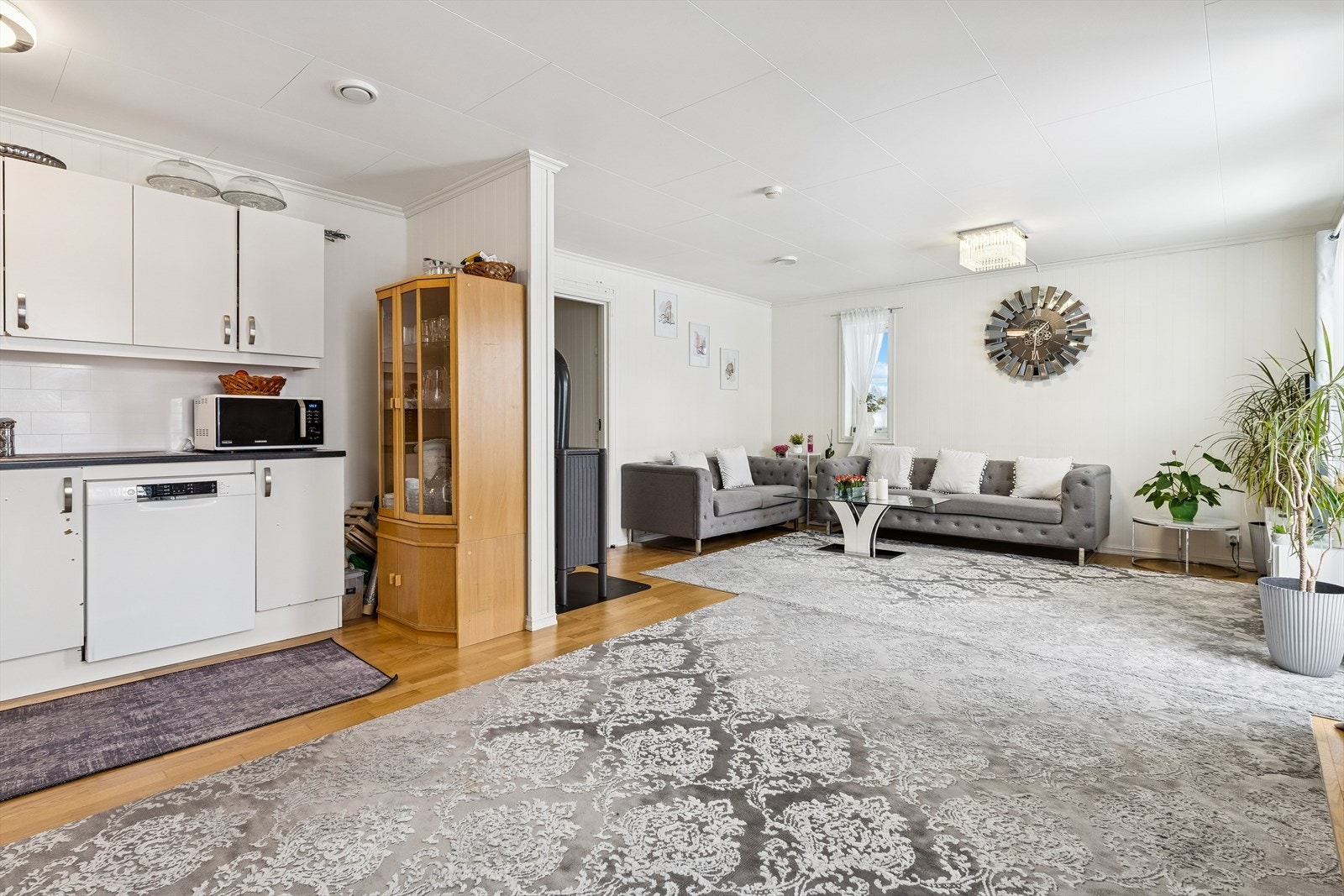 Kjøkkenet er praktisk plassert i tilknytning til stuen, med god arbeidsplass. Galleribilde