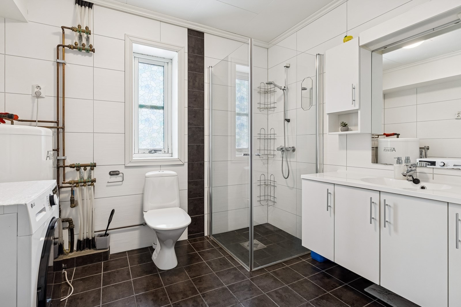 Badet i første etasje er flislagt, har varmekabler i gulvet og opplegg for vaskemaskin. Galleribilde