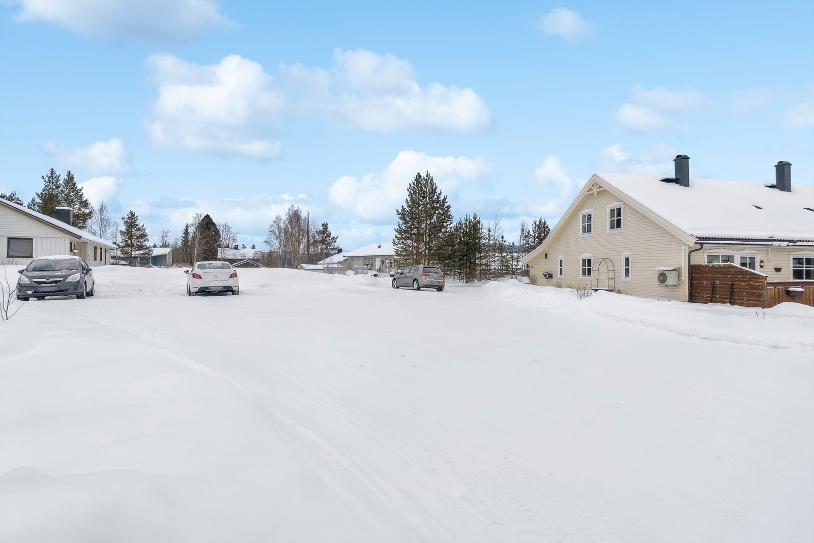 Området har asfalterte veier med belysning, og gang- og sykkelsti inn til sentrum. Galleribilde