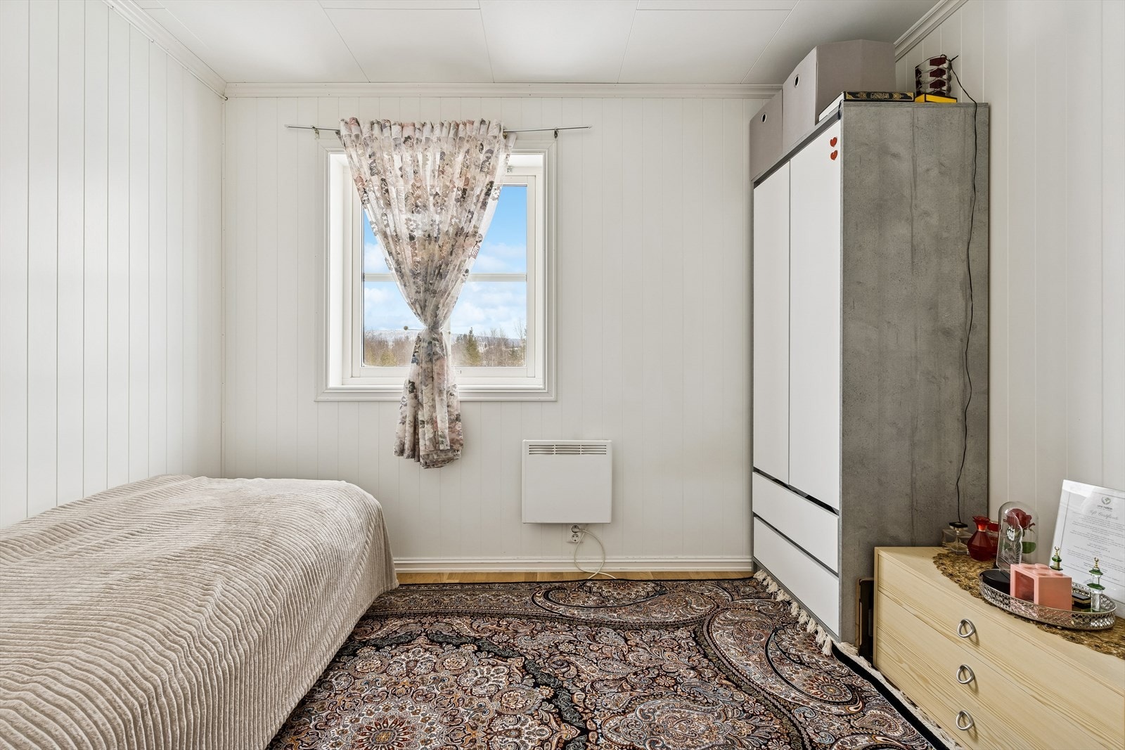 Boligen har totalt fire soverom, hvorav to er plassert i første etasje. Galleribilde