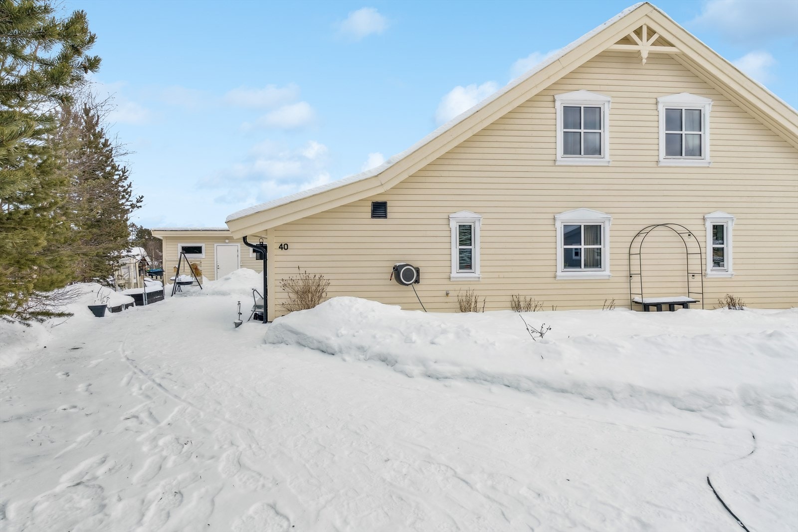 Eiendommen har en frittliggende utebod på 16 m² fra 2020 for ekstra lagring. Galleribilde