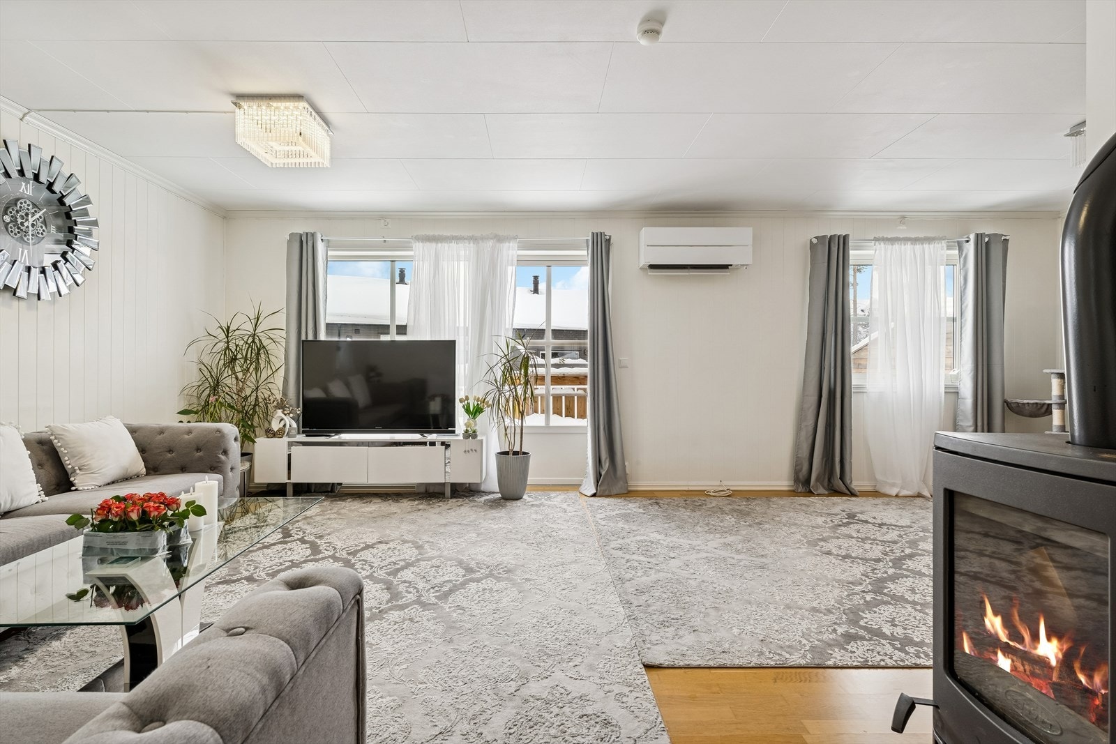 Stuen er romslig og har en vedovn for ekstra varme, samt en varmepumpe fra 2018. Galleribilde