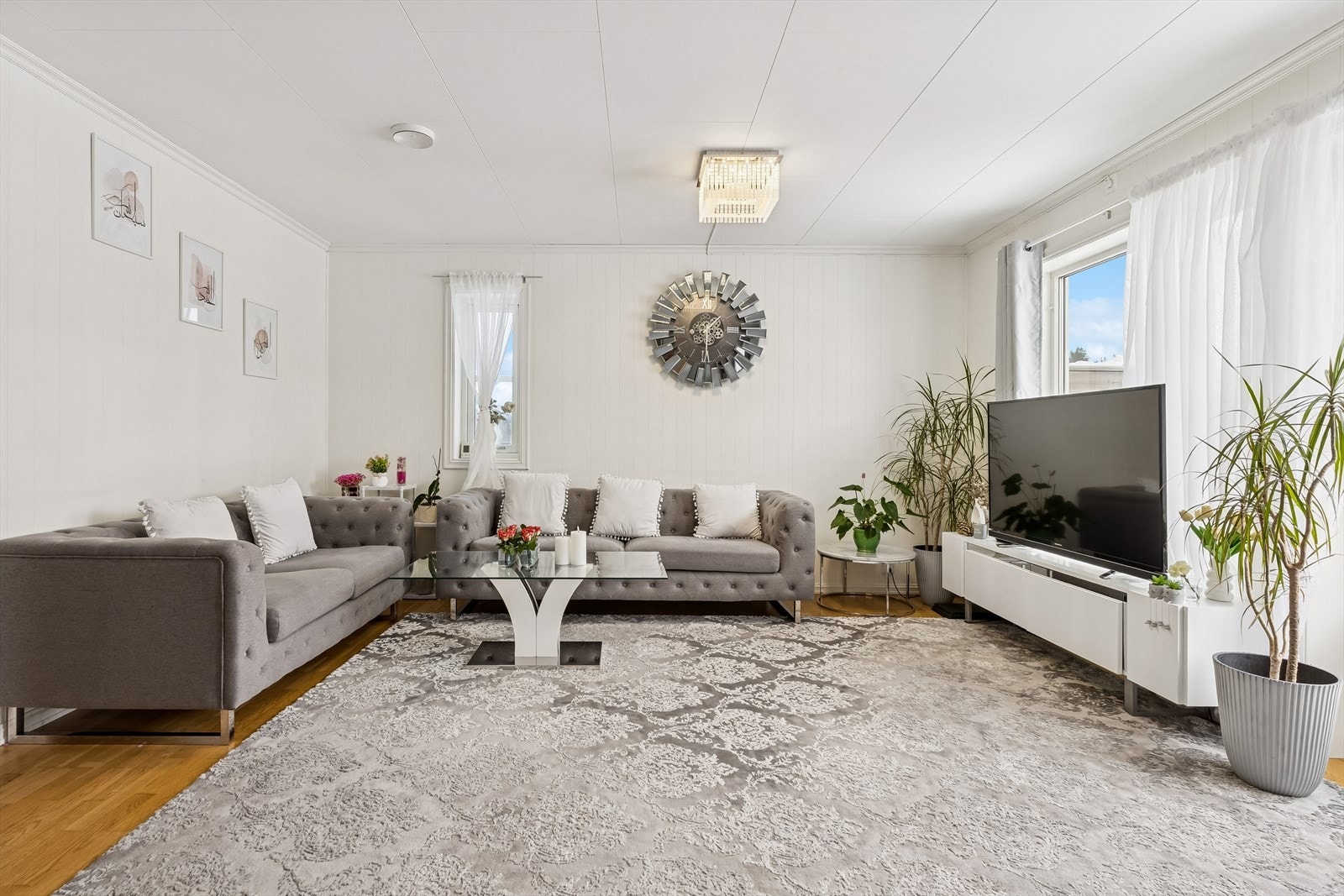 Rommet har parkettgulv og malte plater på veggene, med god plass til sofagruppe. Galleribilde