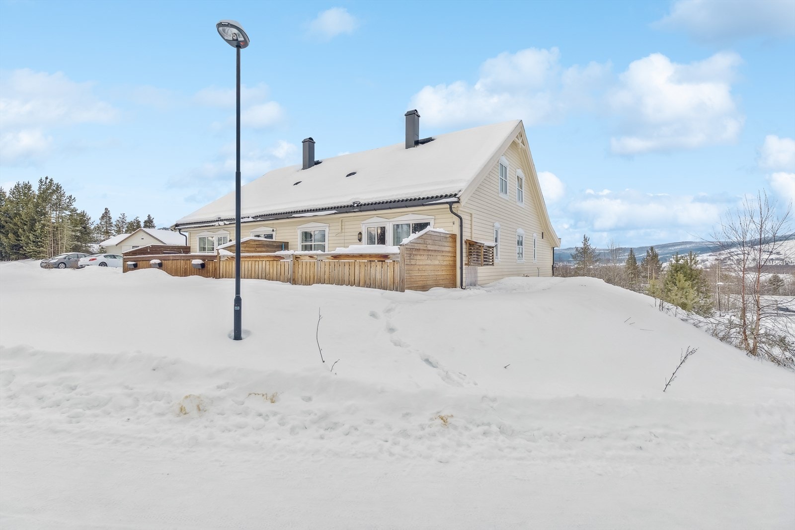 Boligen har en relativt flat tomt som er opparbeidet med plenarealer. Galleribilde