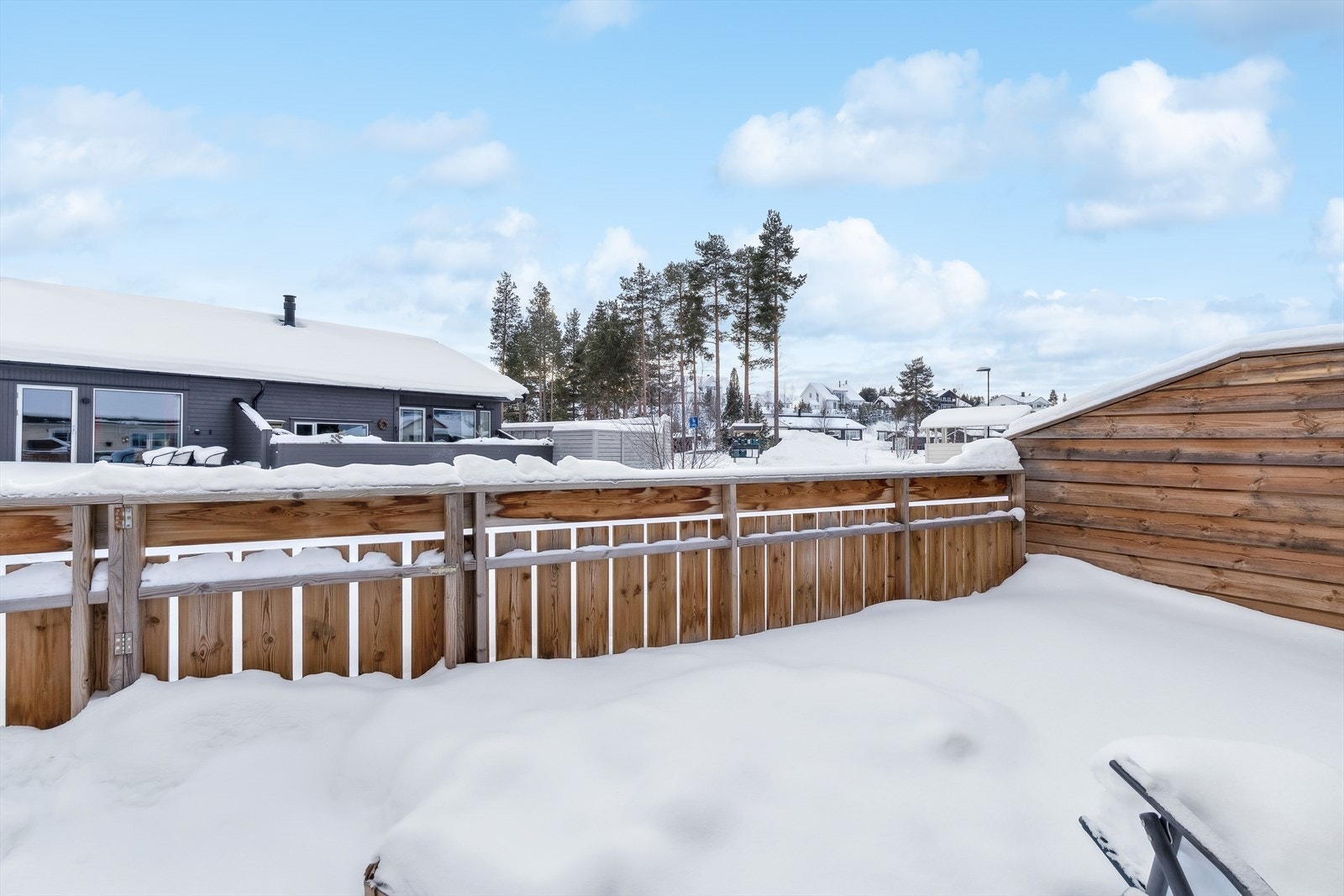 Terrassen er skjermet med en tett levegg mot naboen. Galleribilde