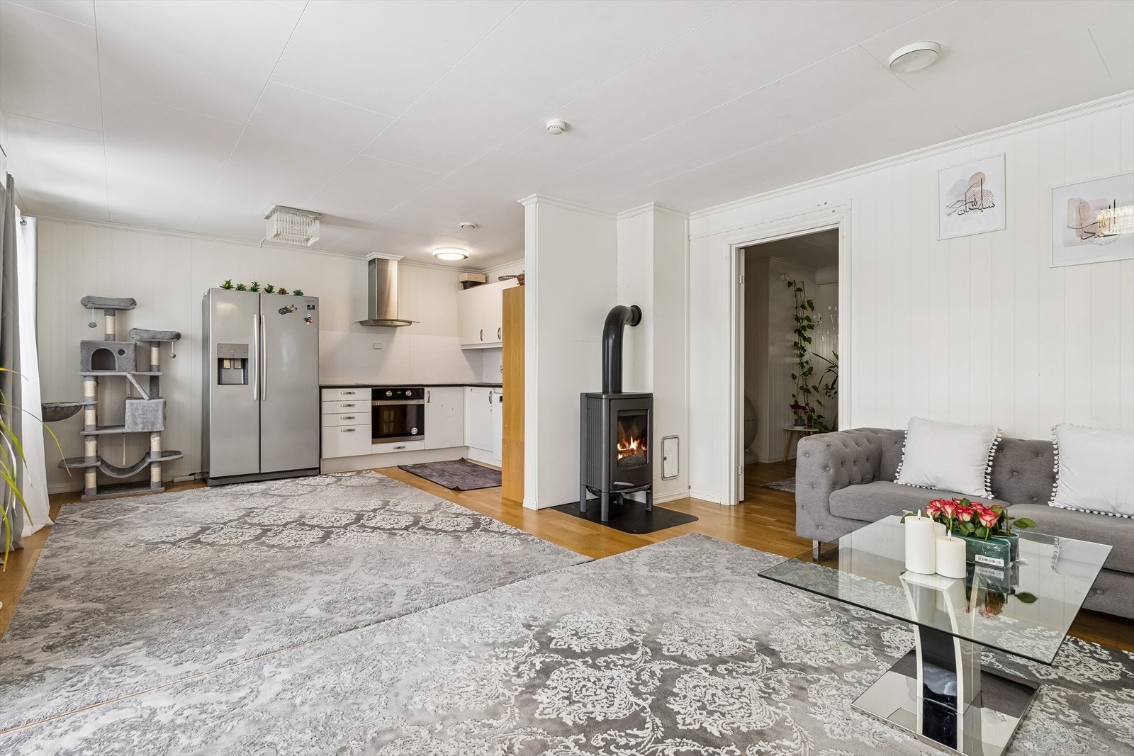 Den åpne løsningen mellom stue og kjøkken skaper en sosial og luftig atmosfære. Galleribilde