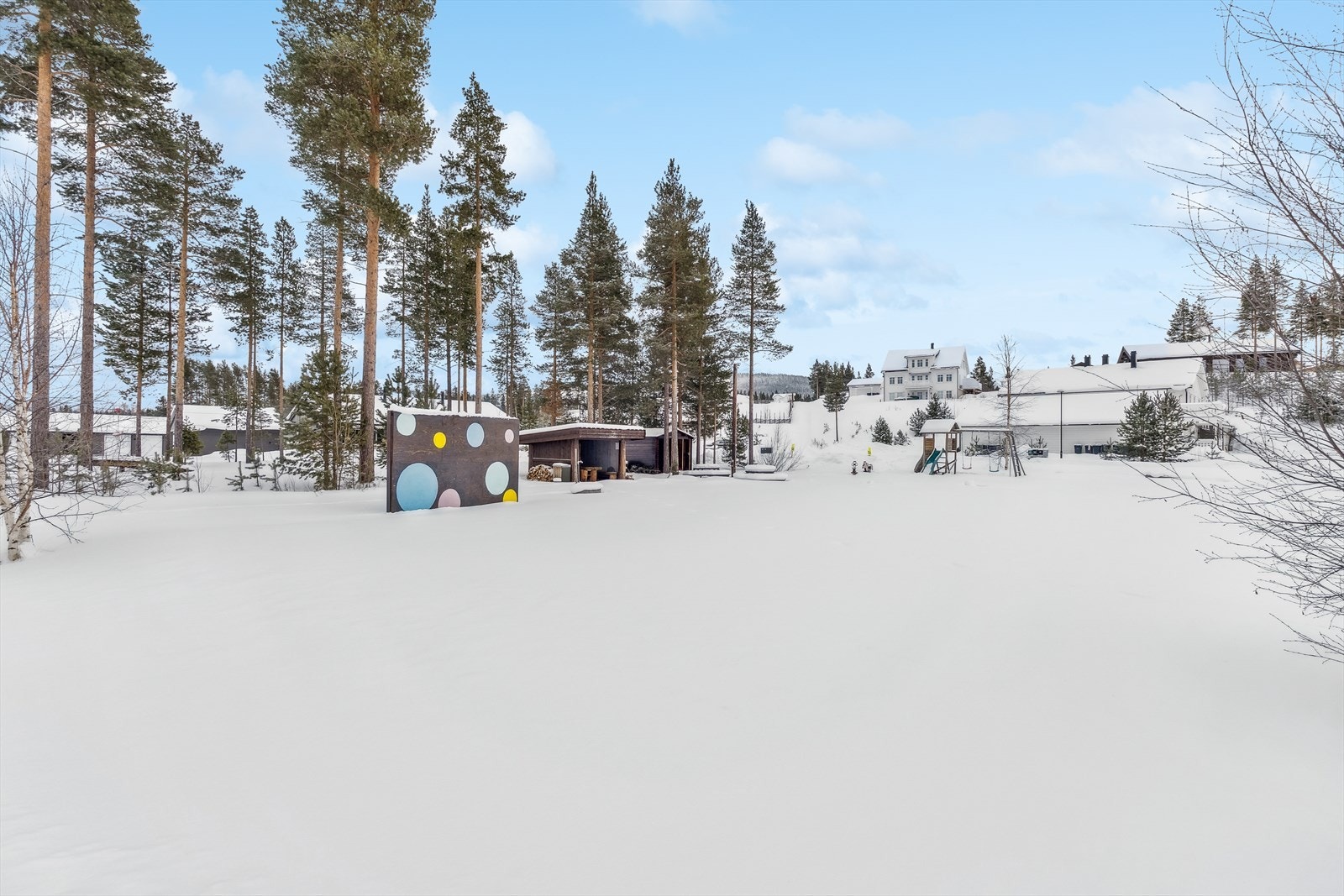 I boligfeltet er det etablert fine fellesarealer med blant annet lekeplass. Galleribilde