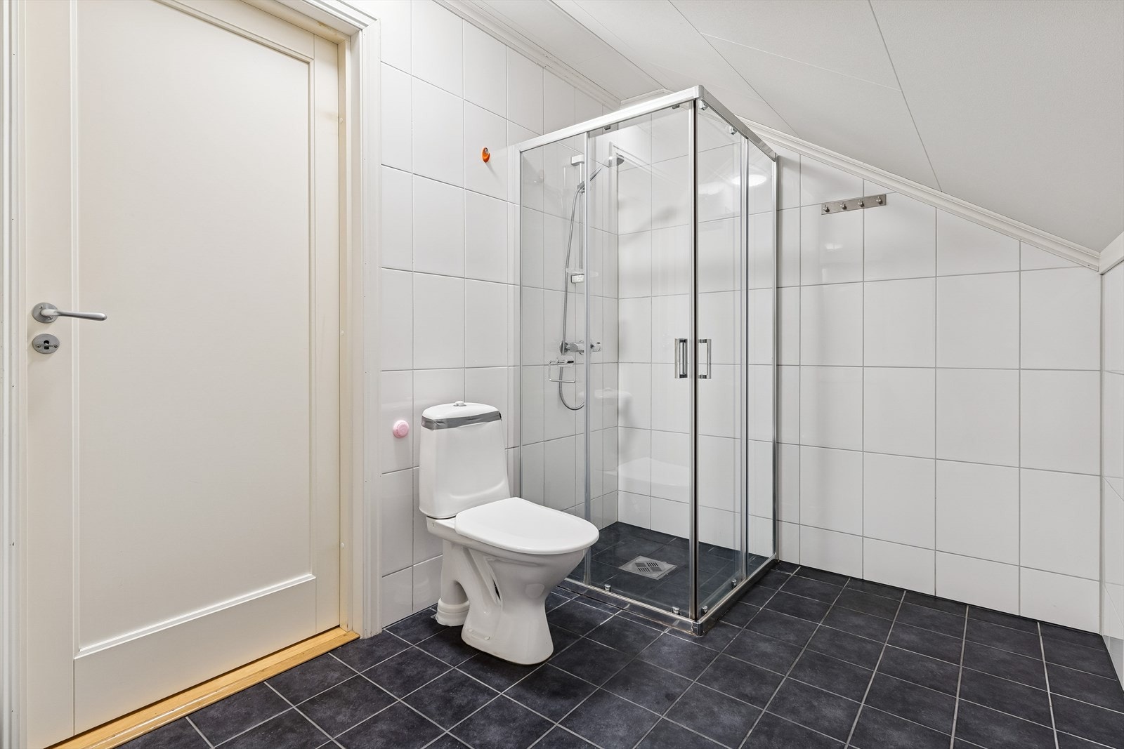 Også dette badet er flislagt med varmekabler i gulvet og har dusjdører. Galleribilde