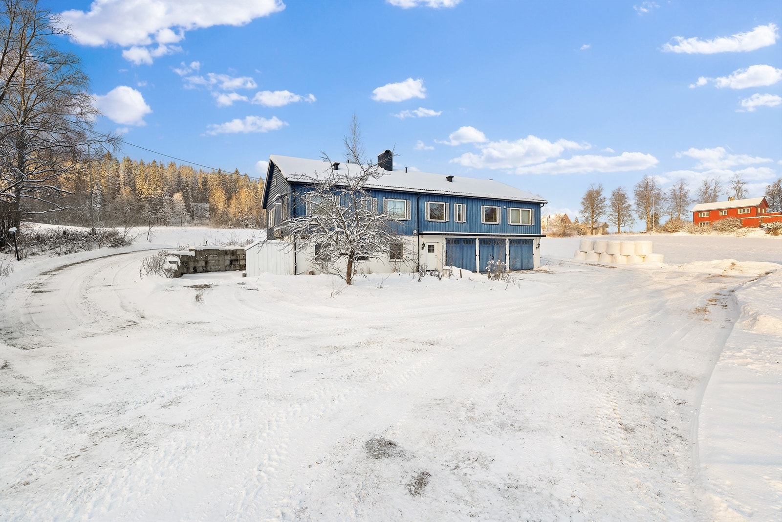 Eiendommen har en romslig gårdsplass hvor det er bra med parkeringsplass, enkel adkomst opp til vestsiden av bygningen Galleribilde