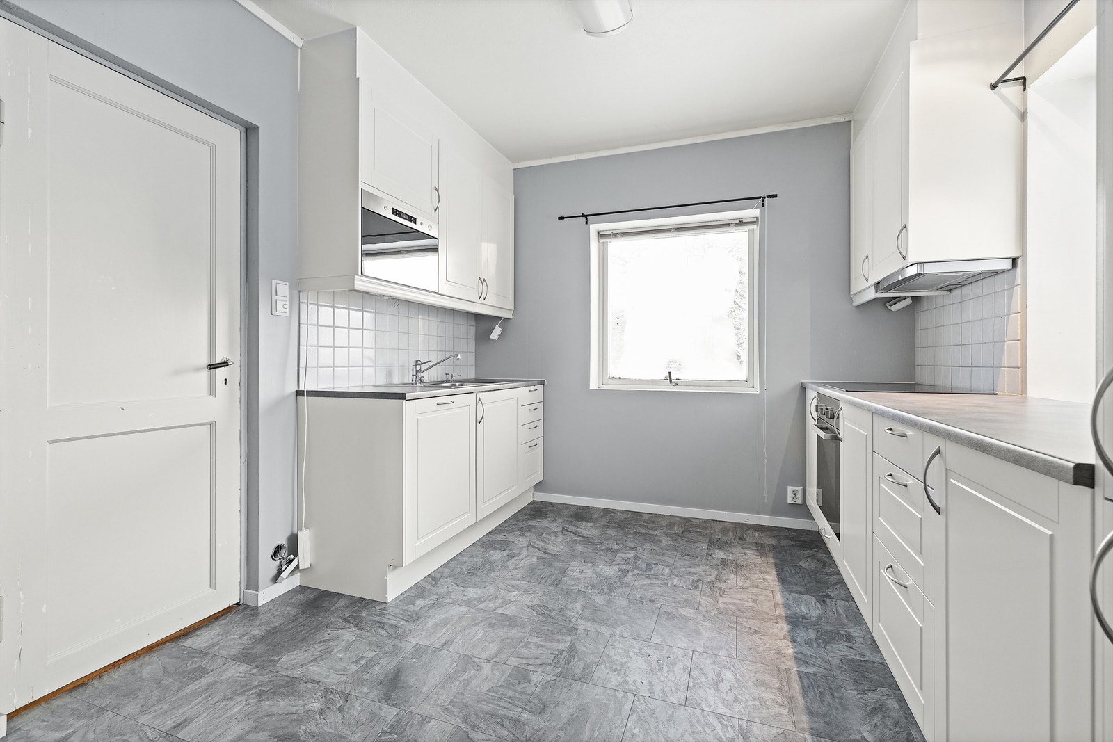 Kjøkken i leilighet i u.etg. NB! Leilighet er ikke byggemeldt og godkjent og er da ikke godkjent til sitt bruk og varig opphold, dog er lokalet godkjent til kontorlokaler. Galleribilde