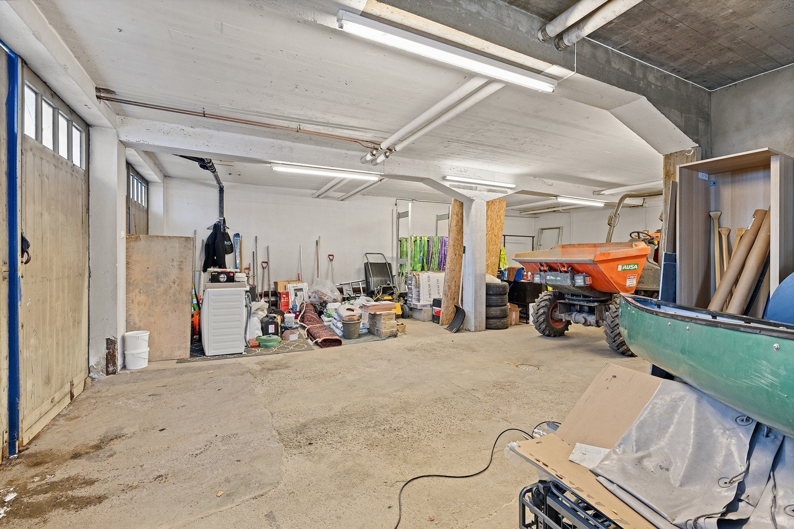 Garasje i u.etg. med god plass for parkering i og lagring Galleribilde