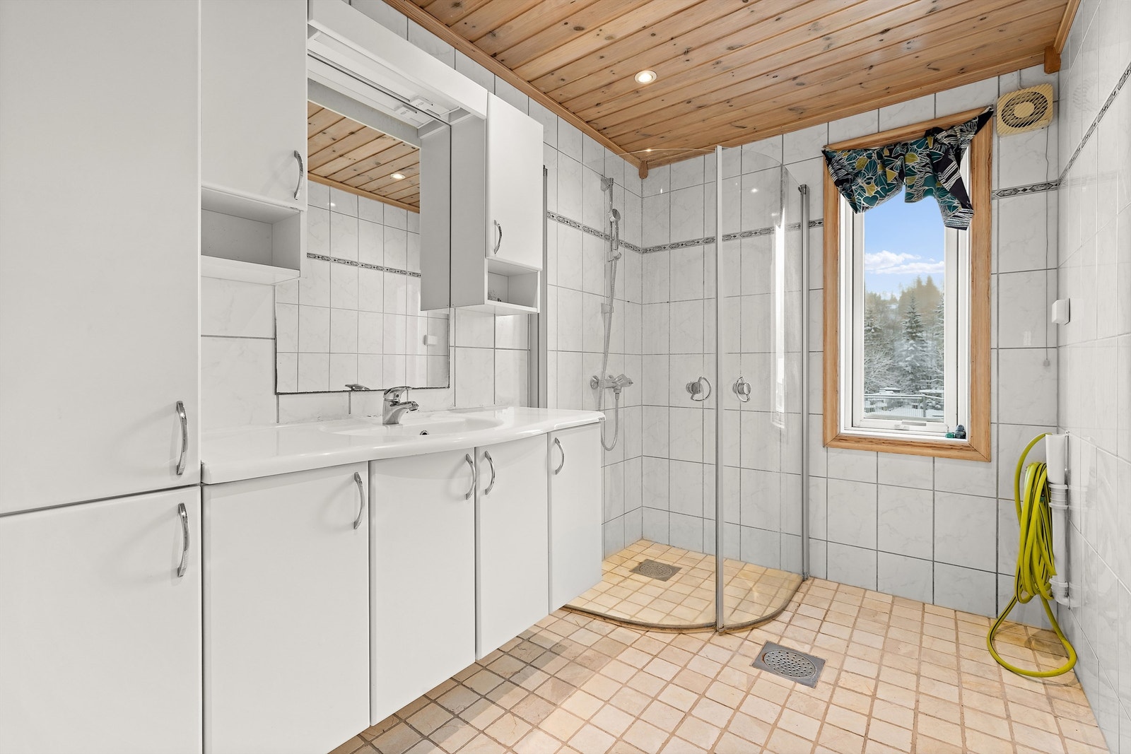 Bad leilighet midten i 1 etg. Galleribilde