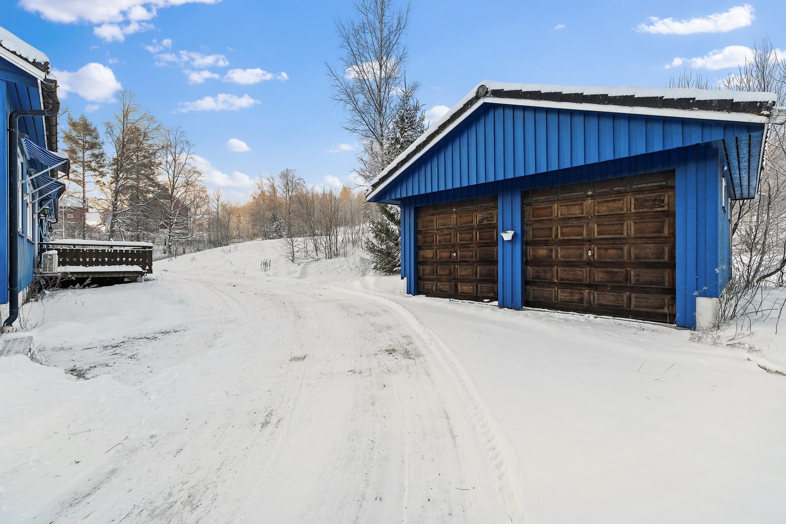 På eiendommen er det også oppført i 1988/89 en dobbeltgarasje på 36 kvm. Garasjen er byggemeldt men mangler formell godkjenning iflg undersøkelser mot Nittedal kommune Galleribilde