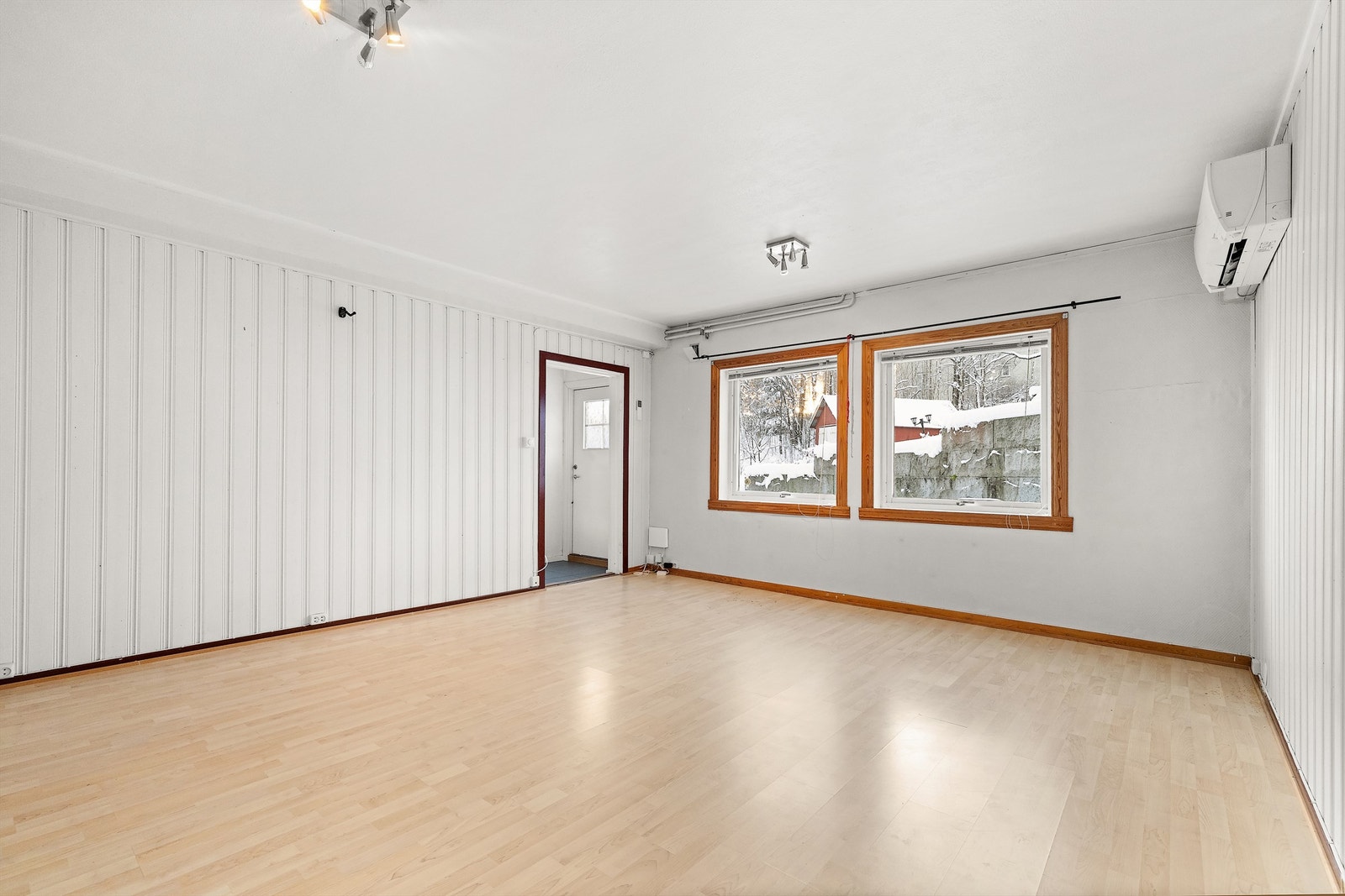 Stue i leilighet i u.etg. NB! Leilighet er ikke byggemeldt og godkjent og er da ikke godkjent til sitt bruk og varig opphold, dog er lokalet godkjent til kontorlokaler. Galleribilde