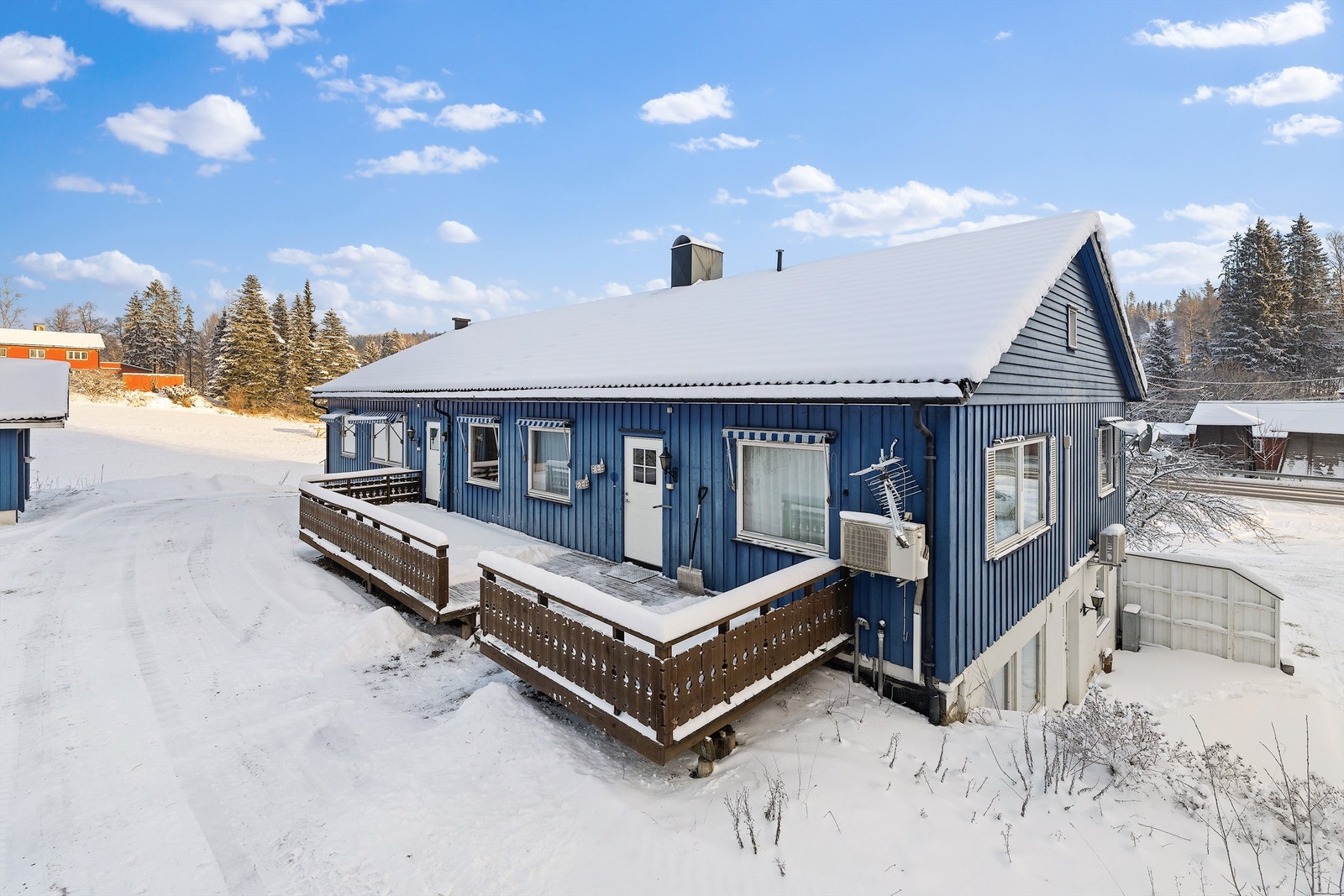 Inngangssiden av 1 etg. med inngang til 3 leiligheter Galleribilde