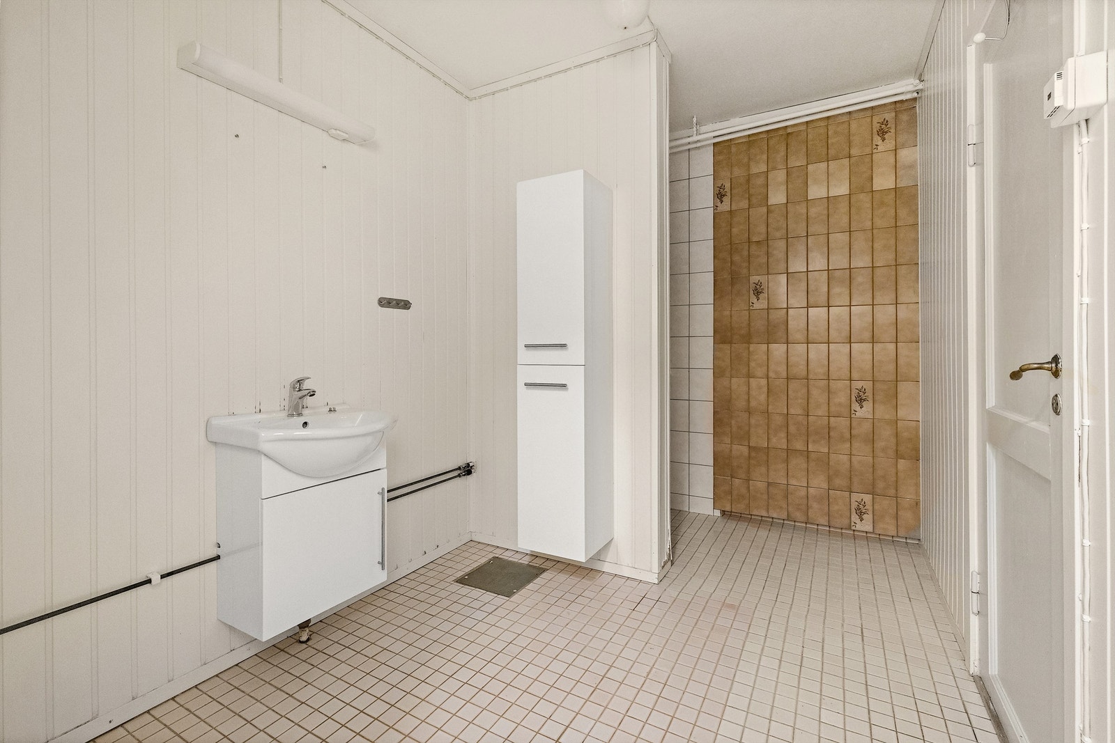 Bad i leilighet i u.etg. NB! Leilighet er ikke byggemeldt og godkjent og er da ikke godkjent til sitt bruk og varig opphold, dog er lokalet godkjent til kontorlokaler. Galleribilde