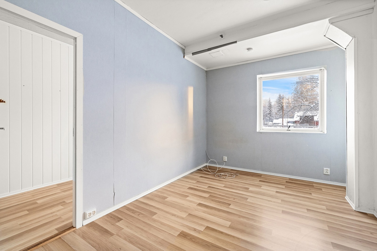 Soverom i leilighet i u.etg. NB! Leilighet er ikke byggemeldt og godkjent og er da ikke godkjent til sitt bruk og varig opphold, dog er lokalet godkjent til kontorlokaler. Galleribilde