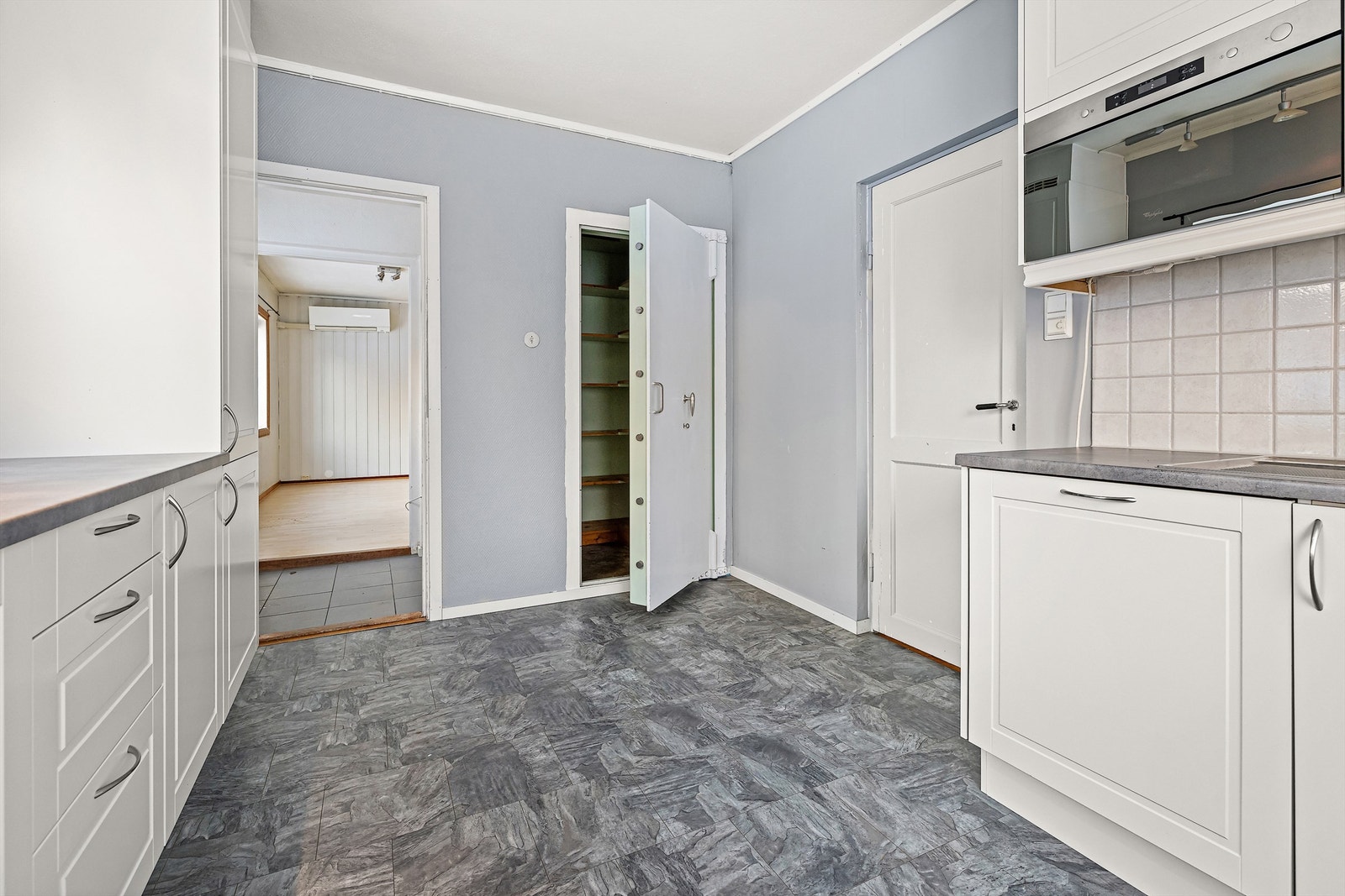 Kjøkken i leilighet i u.etg. NB! Leilighet er ikke byggemeldt og godkjent og er da ikke godkjent til sitt bruk og varig opphold, dog er lokalet godkjent til kontorlokaler. Galleribilde