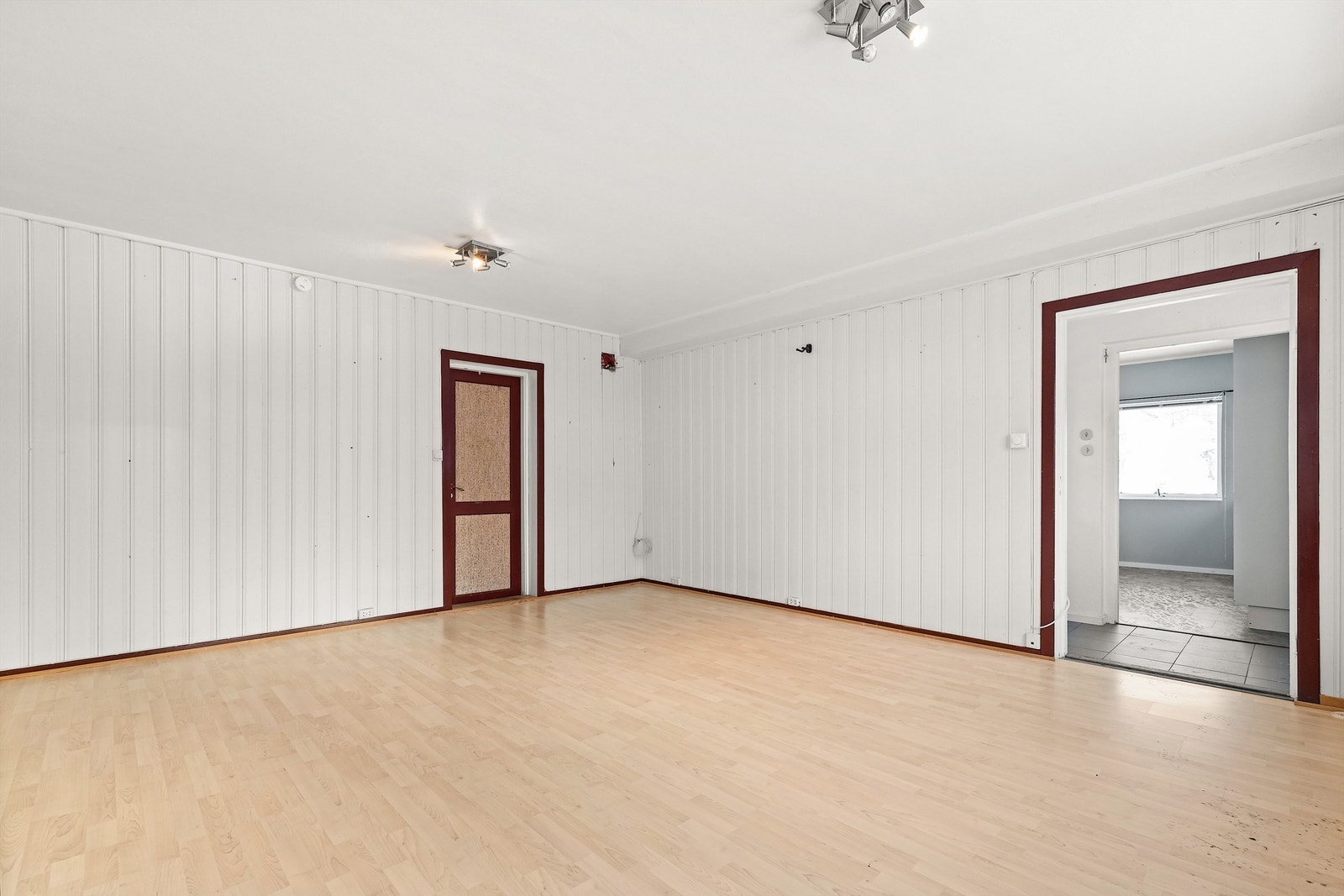 Stue i leilighet i sokkeletg. NB! Leilighet er ikke byggemeldt og godkjent og er da ikke godkjent til sitt bruk og varig opphold, dog er lokalet godkjent til kontorlokaler. Galleribilde