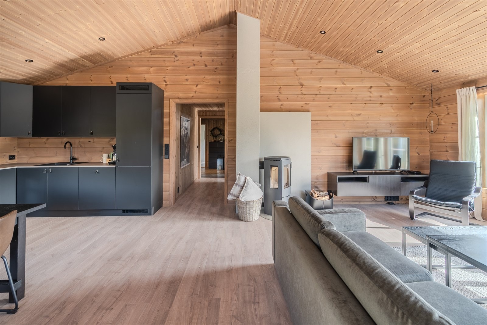 Oppvarming via varmekabler i gulv, moderne peisovn, samt varmepumpe fra 2023 Galleribilde