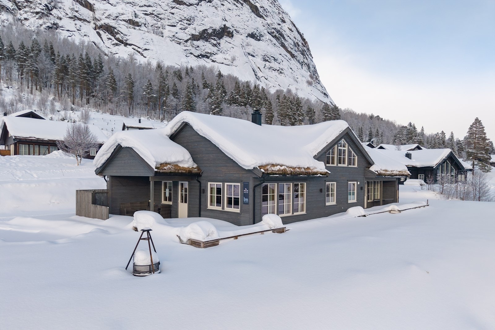 Boligen ble oppført i 2020 og byr på god komfort og høy kvalitet på stil, innredning og overflater Galleribilde