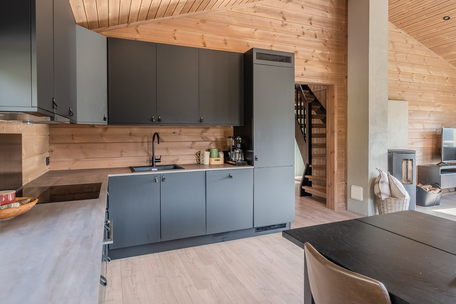 Moderne sorte, matte fronter og laminert benkeplate Galleribilde