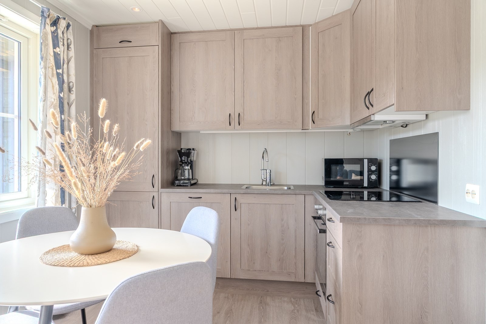 Pent kjøkken med integrerte hvitevarer Galleribilde