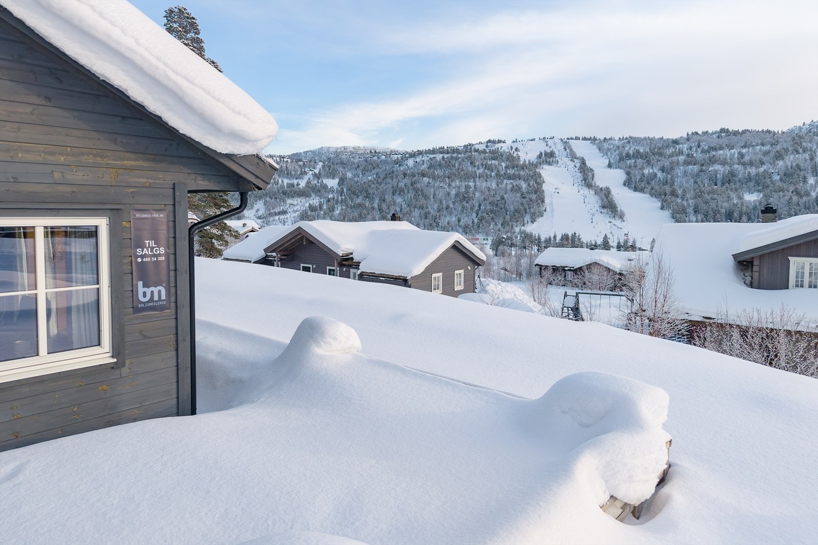 Hytten ligger luftig til i sydvendt terreng Galleribilde