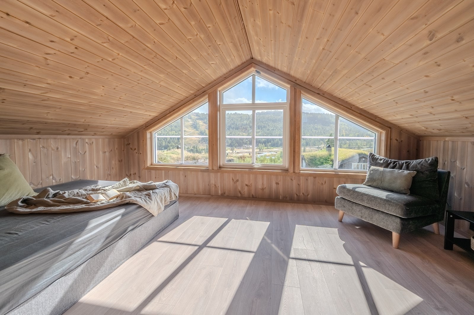 Hyggelig loftstue med store vinduer og utsikt! Galleribilde