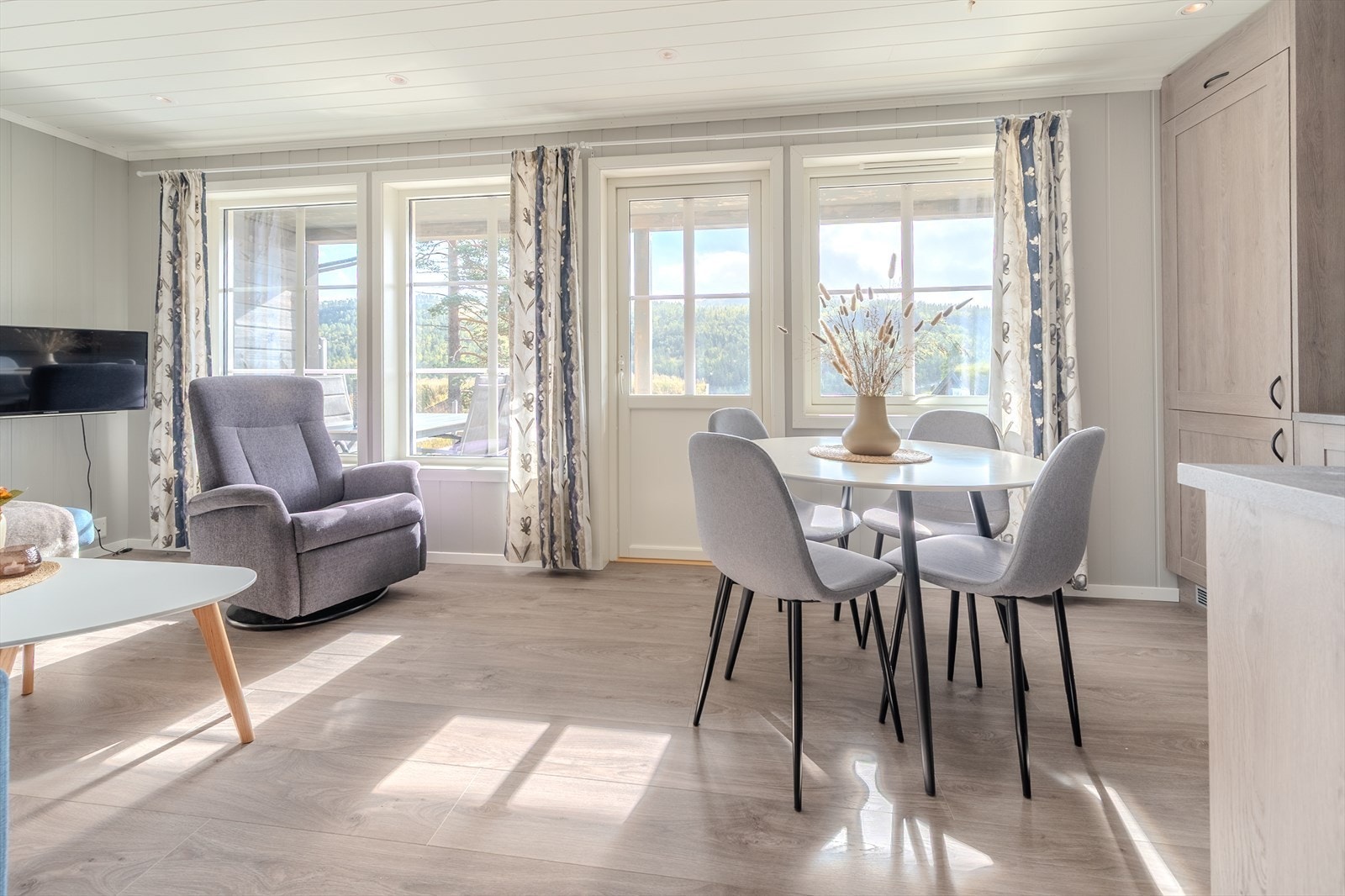 Stue/kjøkken med utgang egen del av terrasse Galleribilde