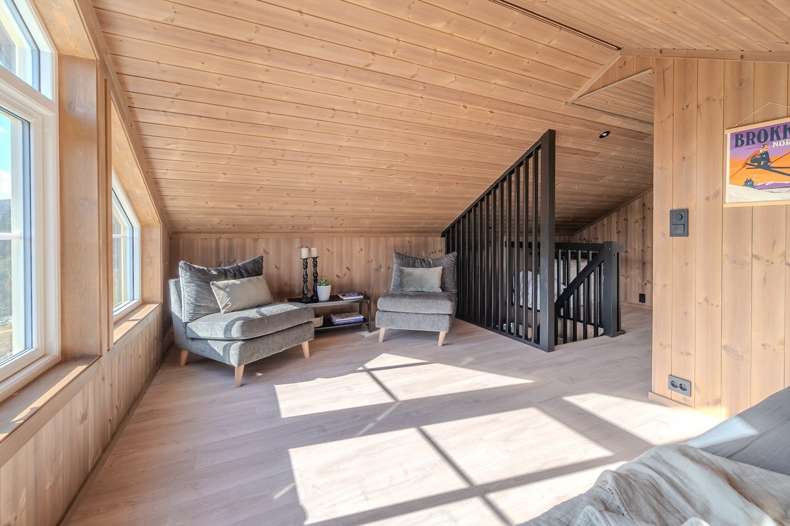 Laminatgulv, beiset panel og spotter i himling Galleribilde