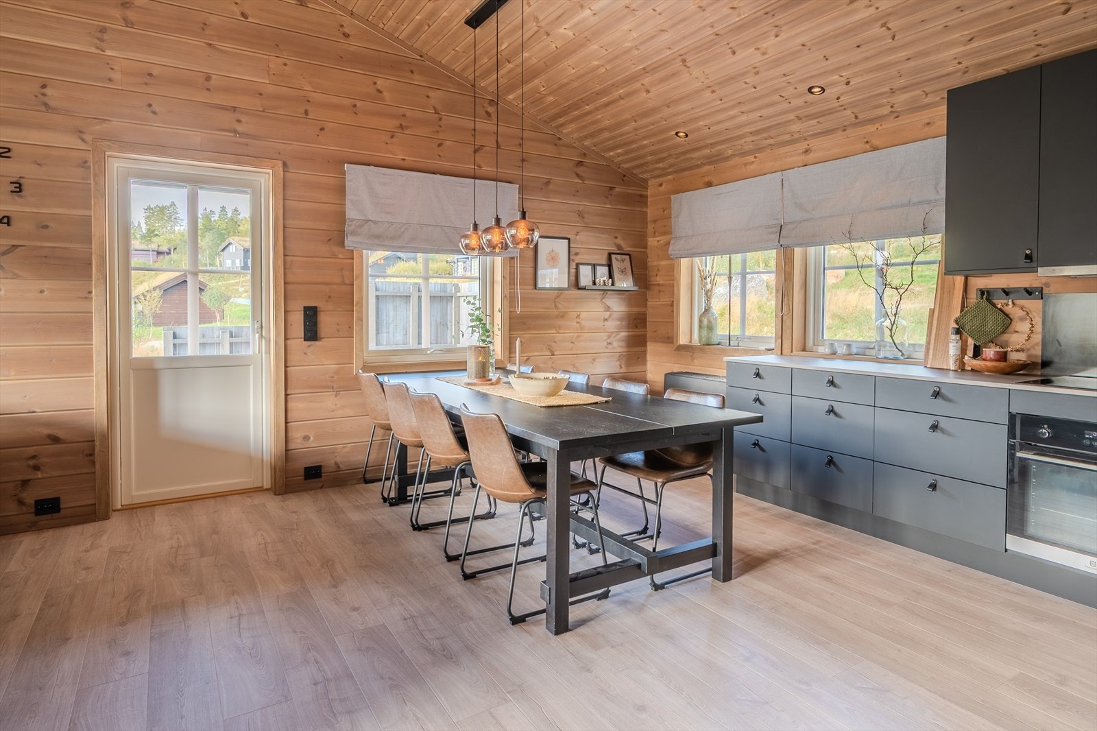 Utgang til stor, solrik terrasse Galleribilde