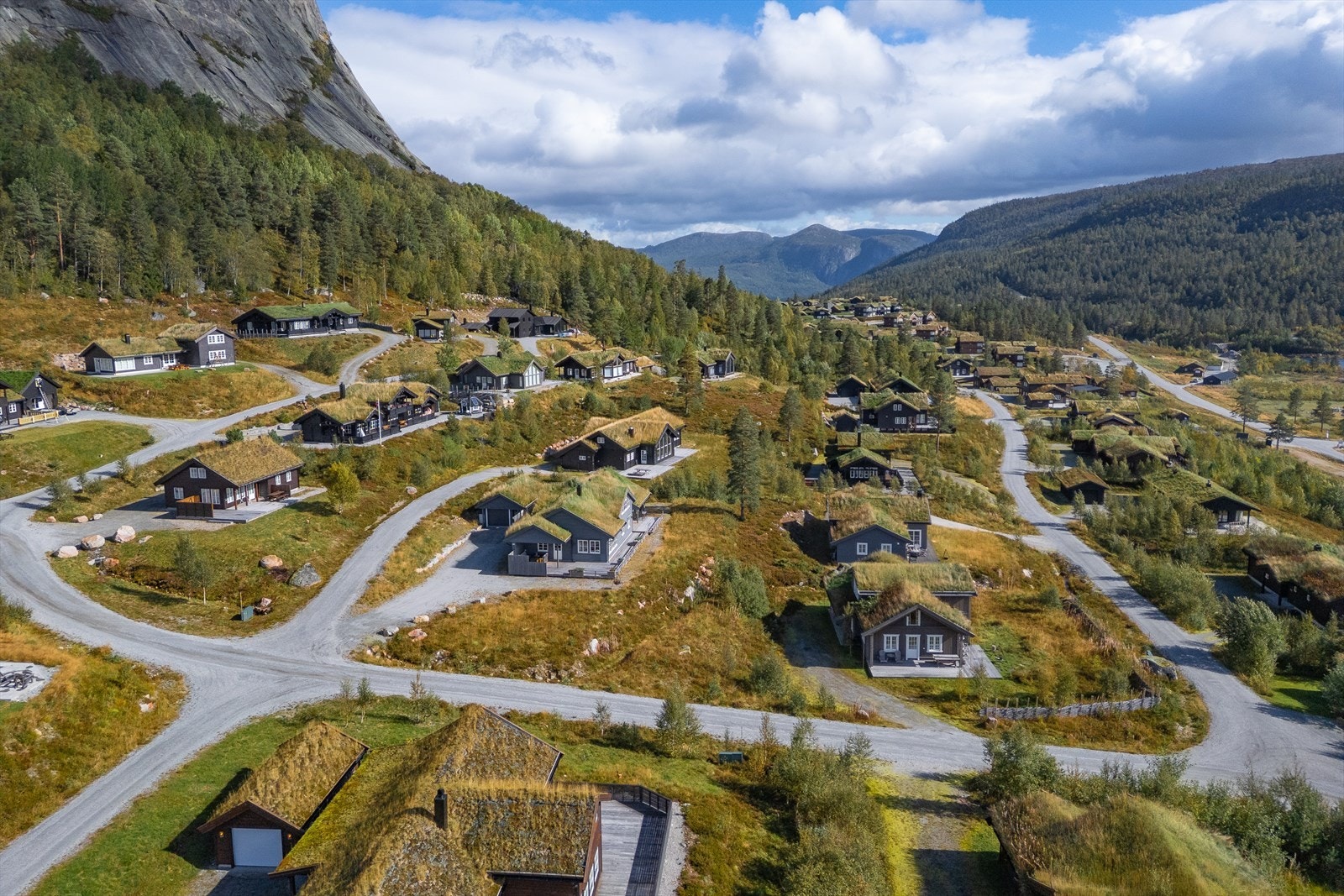 Enkel adkomst fra hovedvei og gode parkeringsmuligheter på egen gårdsplass Galleribilde