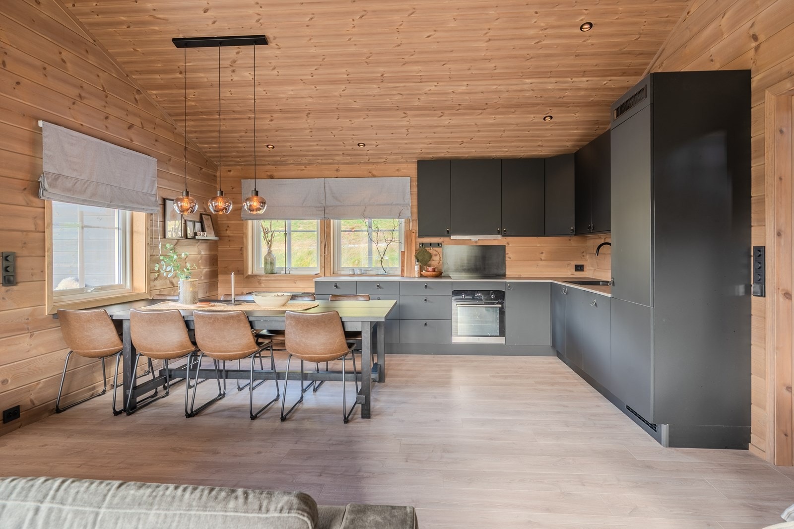 Stilren innredning med alt av hvitevarer integrert Galleribilde