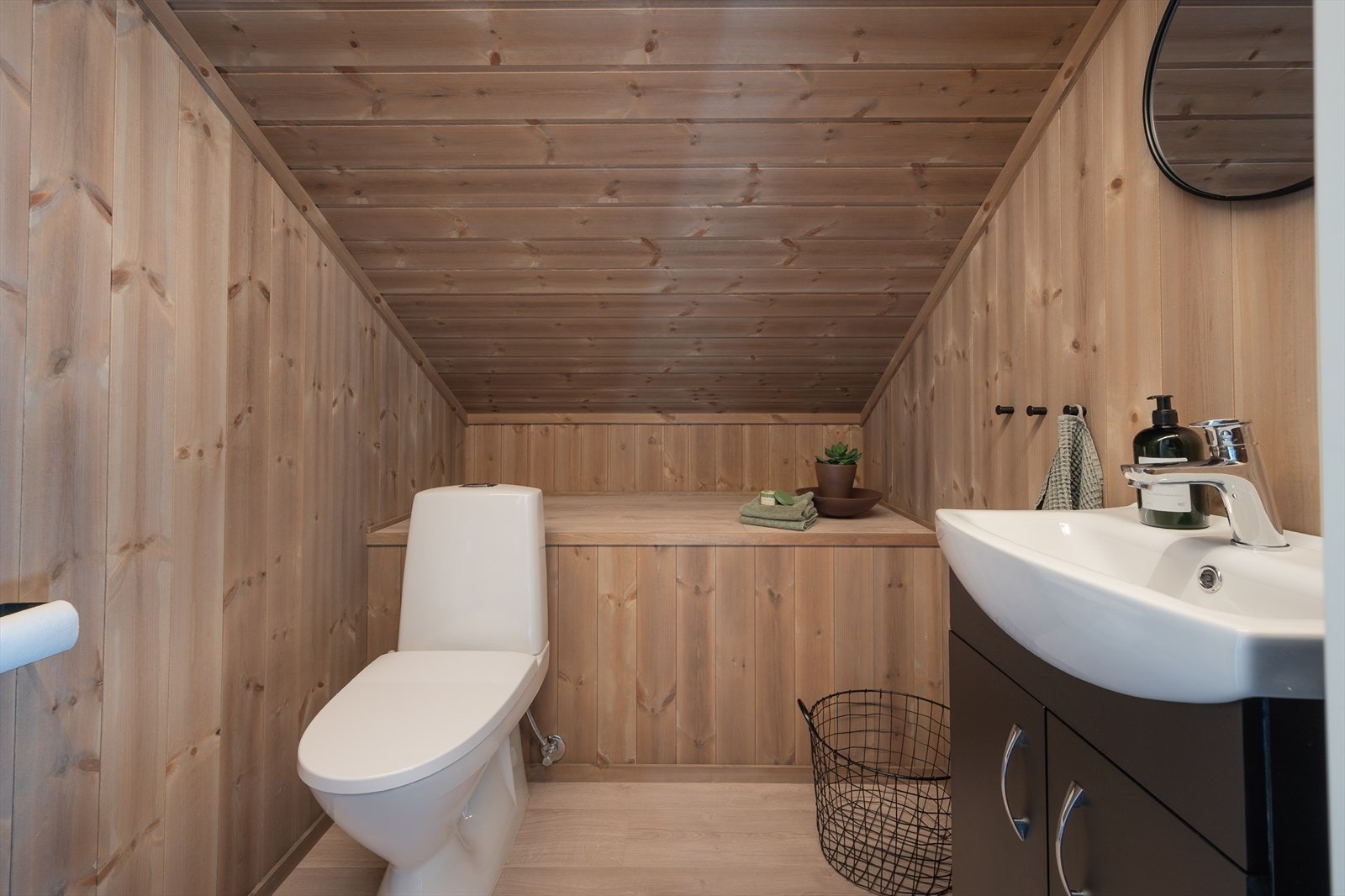 Pent toalettrom i tilknytning til stue- og soverom på loft Galleribilde