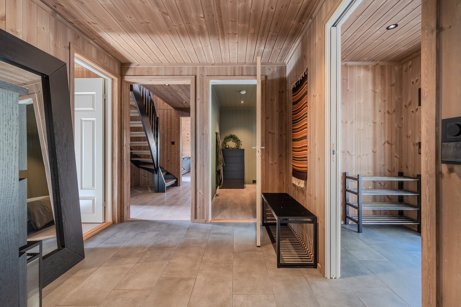 Hall/gang med dør til gjesteleilighet og åpen trapp til loft Galleribilde