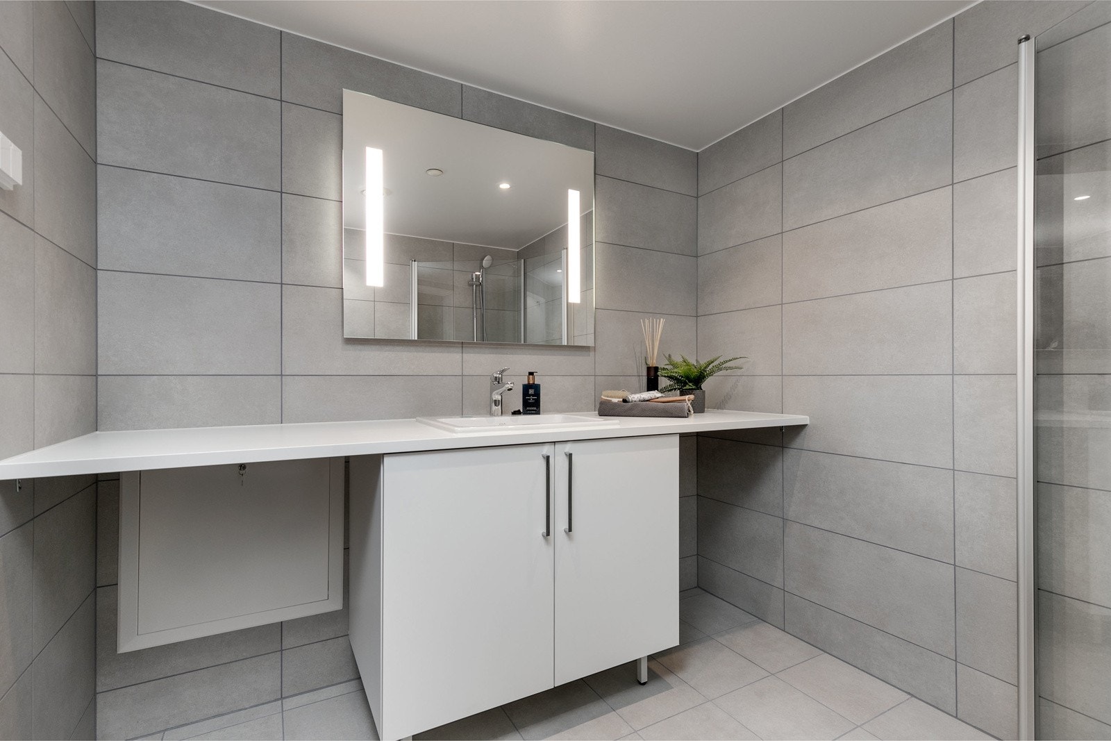 Delikat flislagt bad med alt man trenger for å få en fin start på dagen. Varmekabler i gulv. Bilde fra M507 Galleribilde