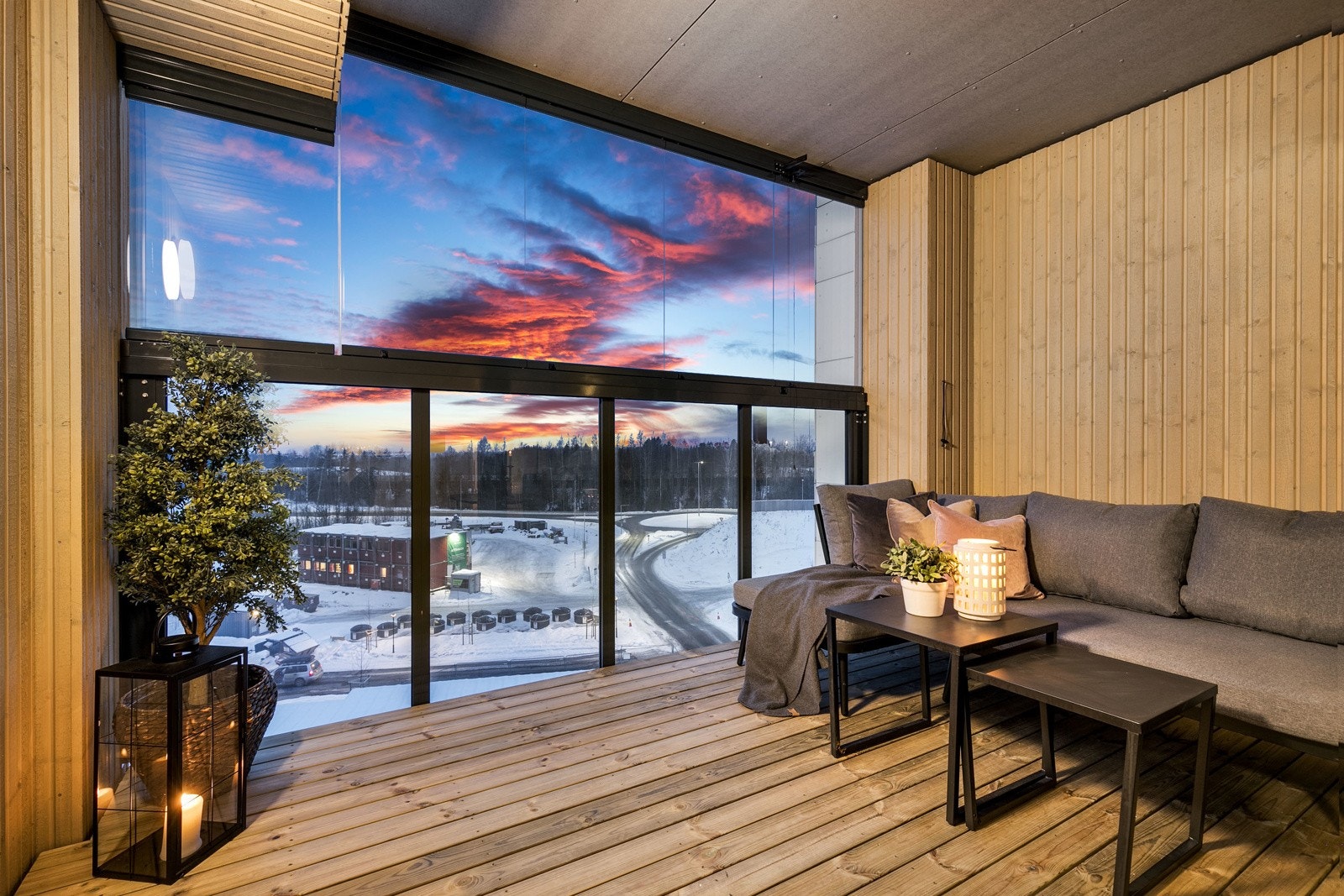 Utgang til en flott sydvendt balkong på 7 kvm, åpen balkong. Bilde fra M507, med innglasset balkong. Galleribilde