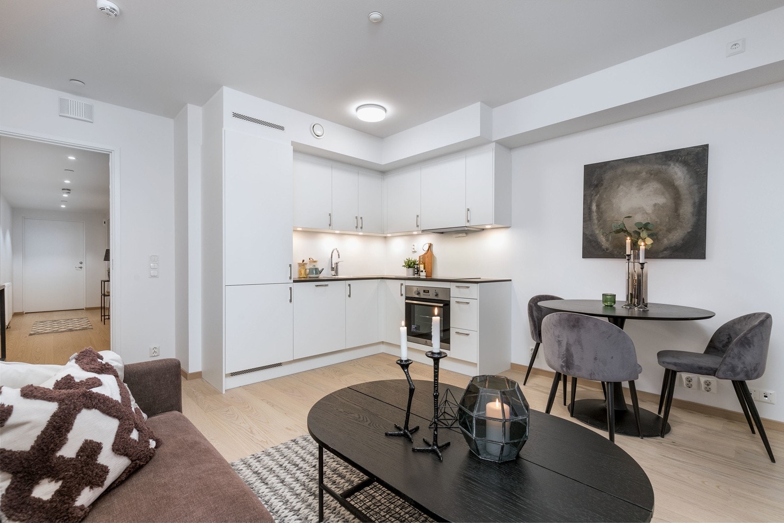 Gulvet i leiligheten er belagt med flott 1-stavs hvitpigmentert eikeparkett som strekker seg sømløst inn i de øvrige oppholdsrom. Bilde fra M507 Galleribilde