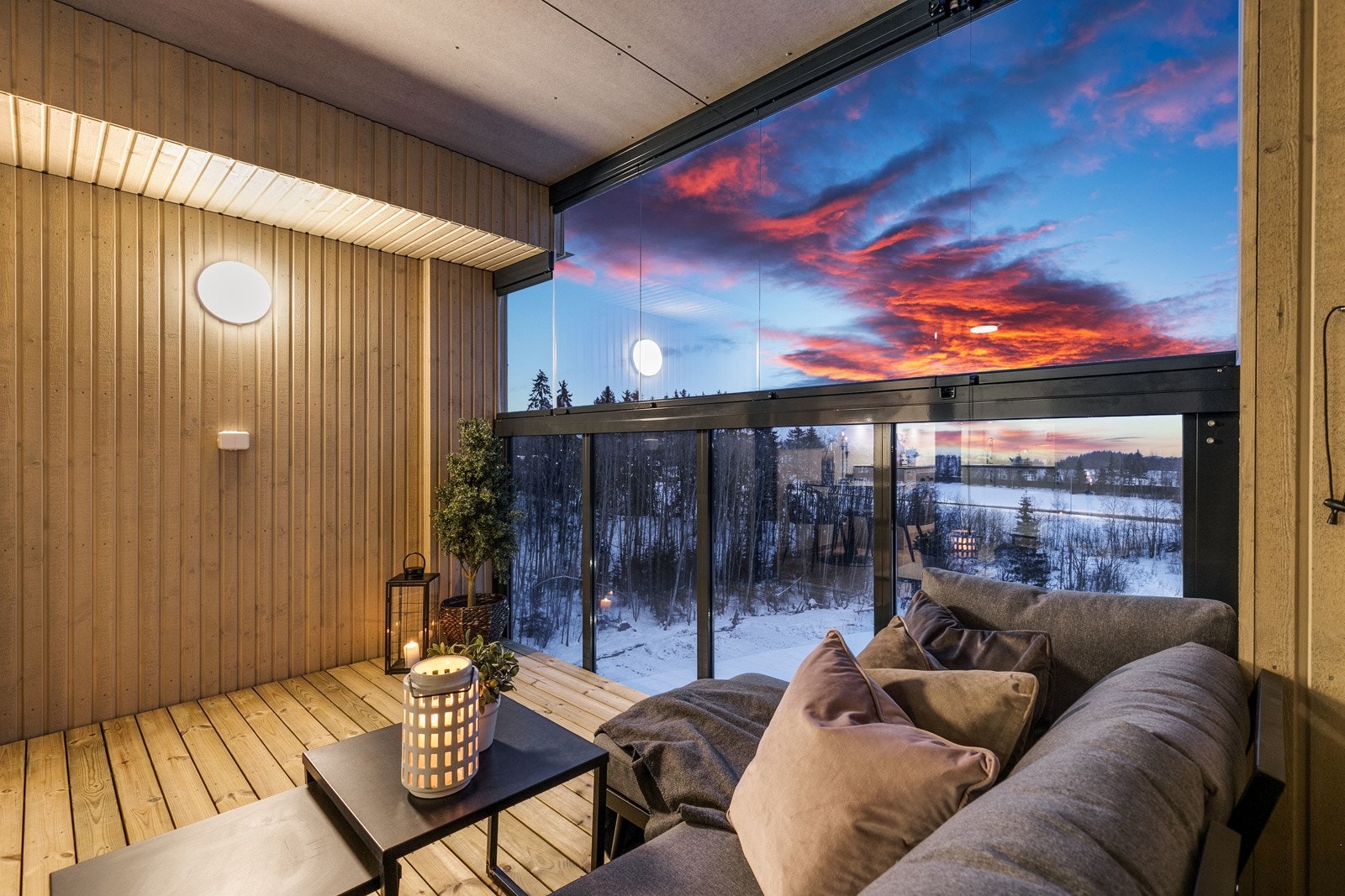 Utgang til en flott sydvendt balkong på 7 kvm, åpen balkong. Bilde fra M507, med innglasset balkong. Galleribilde