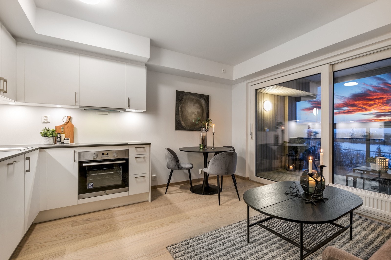 Lekkert kjøkken utformet i vinkel, med integrerte hvitevarer. Her har man alt man trenger for å tilberede alle dagens måltider. Bilde fra M507 Galleribilde