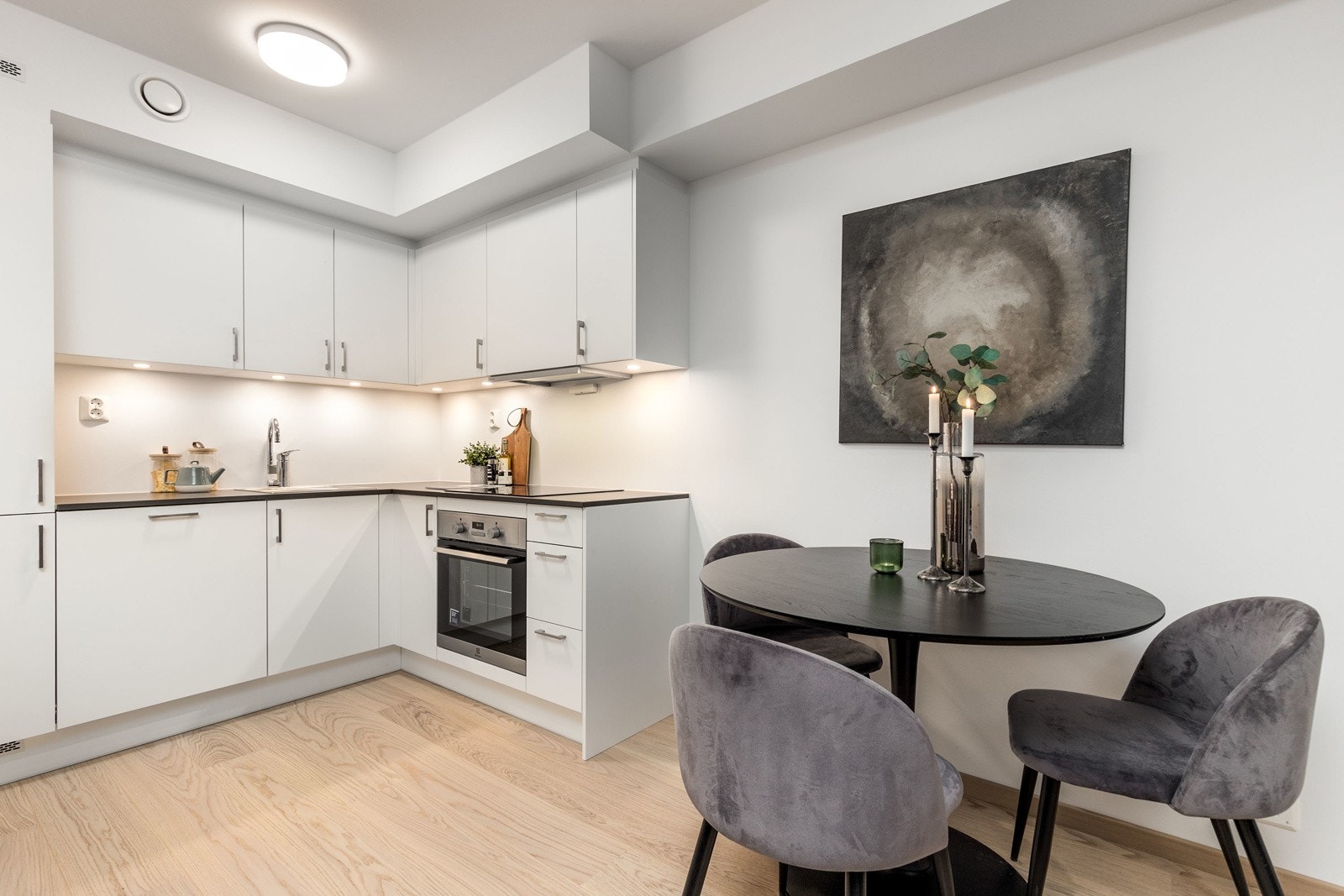 Kjøkkenet har integrert kjøl/frys, ovn, steketopp, oppvaskmaskin og uttrekkbar vifte. Belysning under skapinnredning. Bilde fra M507 Galleribilde