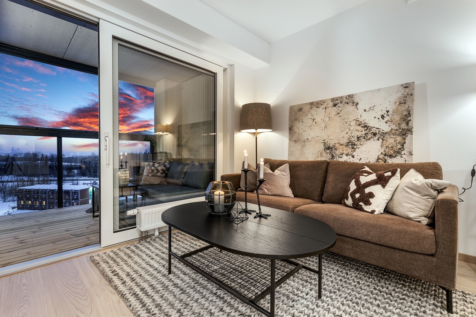 De store vinduene sørger for rikelig med lysinnslipp. Listfrie vindussmyg. Bilde fra M507 Galleribilde