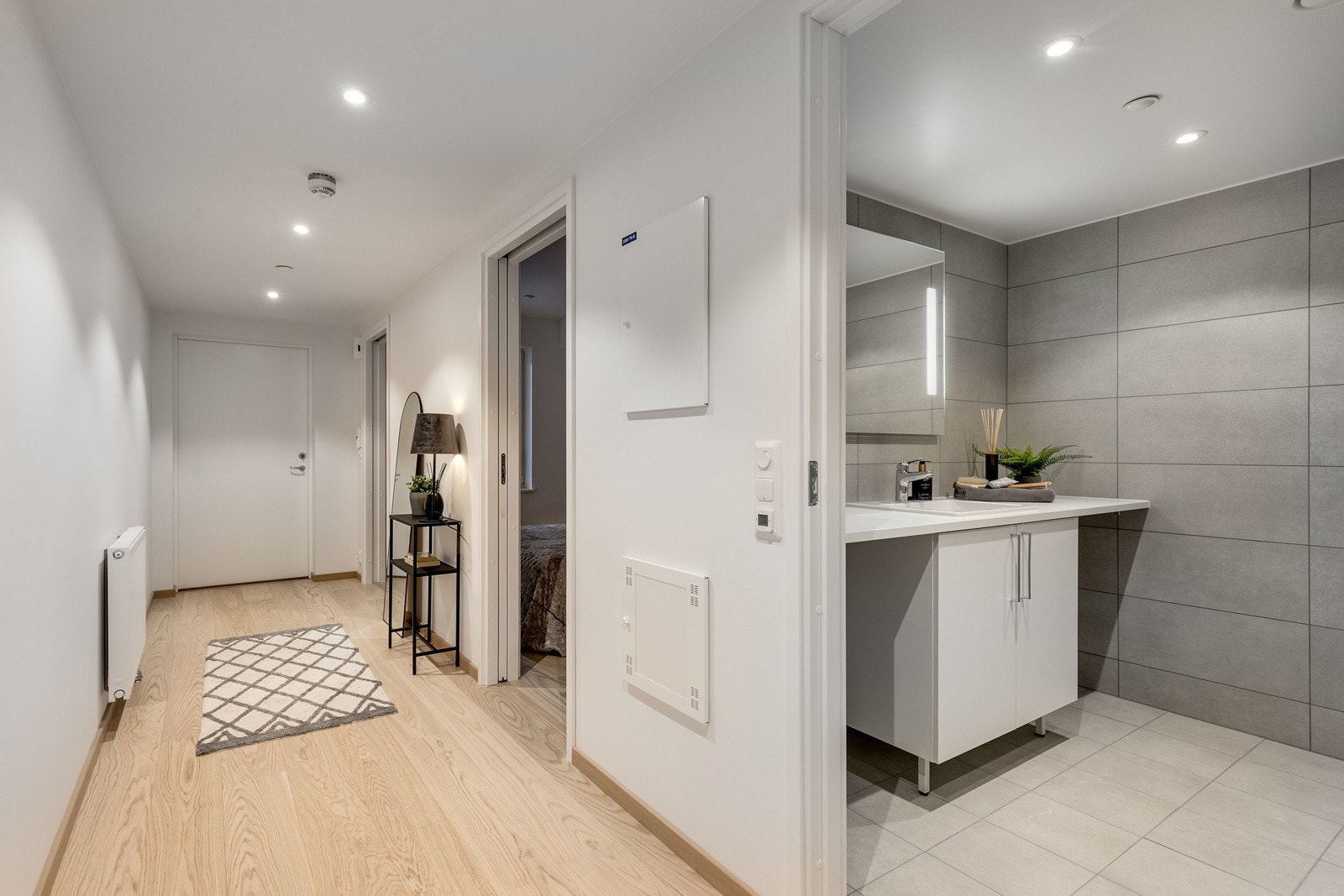 Fin entré med god avsatt plass til skap/kommode Galleribilde