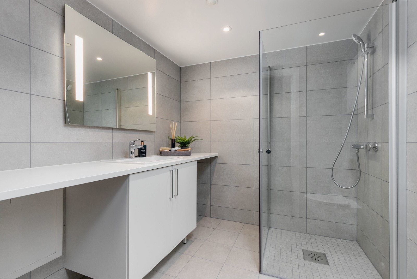 Delikat flislagt bad med alt man trenger for å få en fin start på dagen. Varmekabler i gulv. Bilde fra M507 Galleribilde