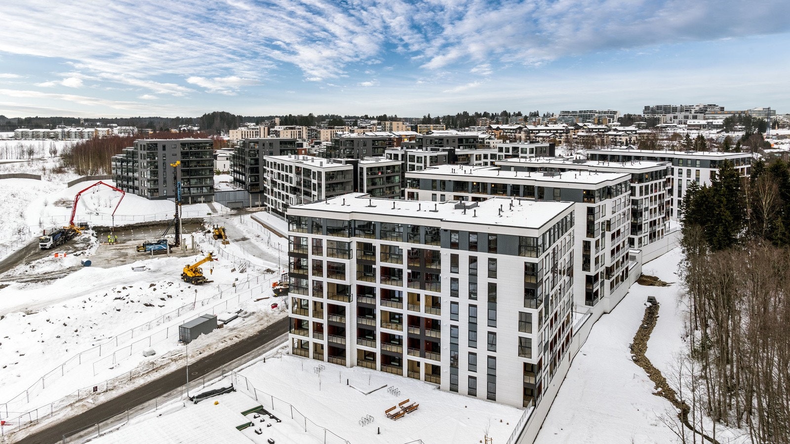 Bygg M har en god internbeliggenhet på feltet, mot skogen. Galleribilde