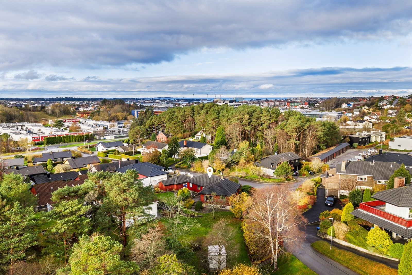 Eiendommen har en sentral, barnevennlig beliggenhet med kort vei til Haugesund sentrum, Raglamyr og Norheim. Galleribilde