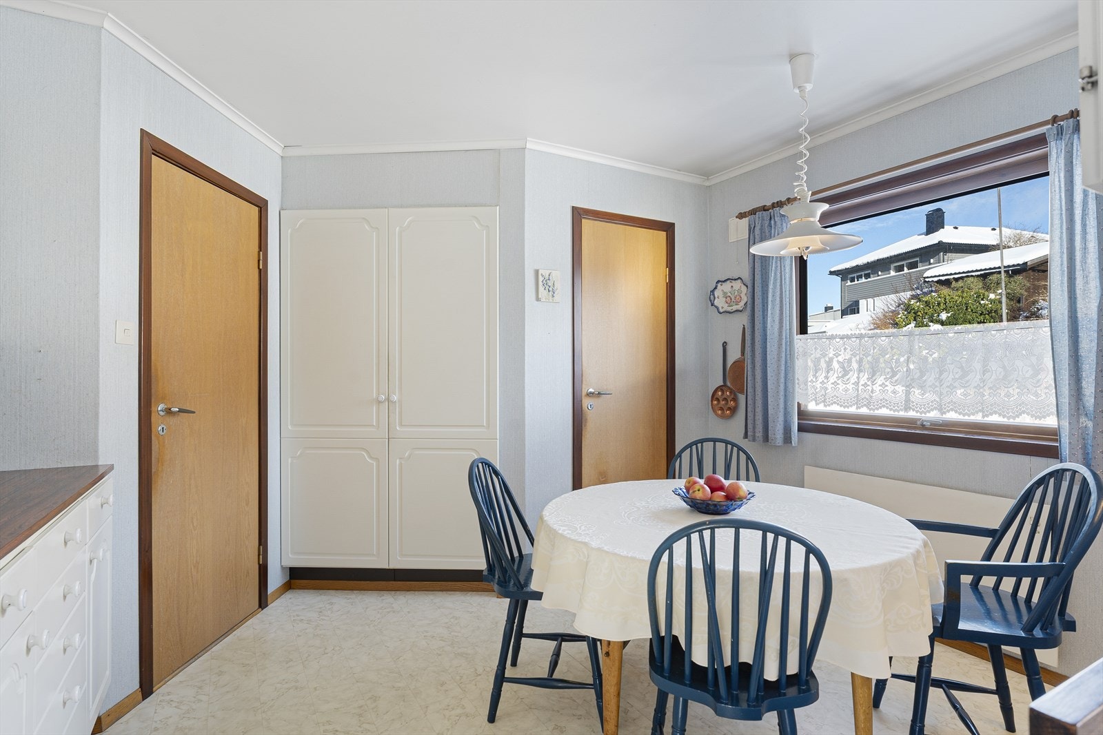 Innredningen har rikelig med arbeids- og oppbevaringsplass og i tillegg er det en praktisk matbod. Galleribilde