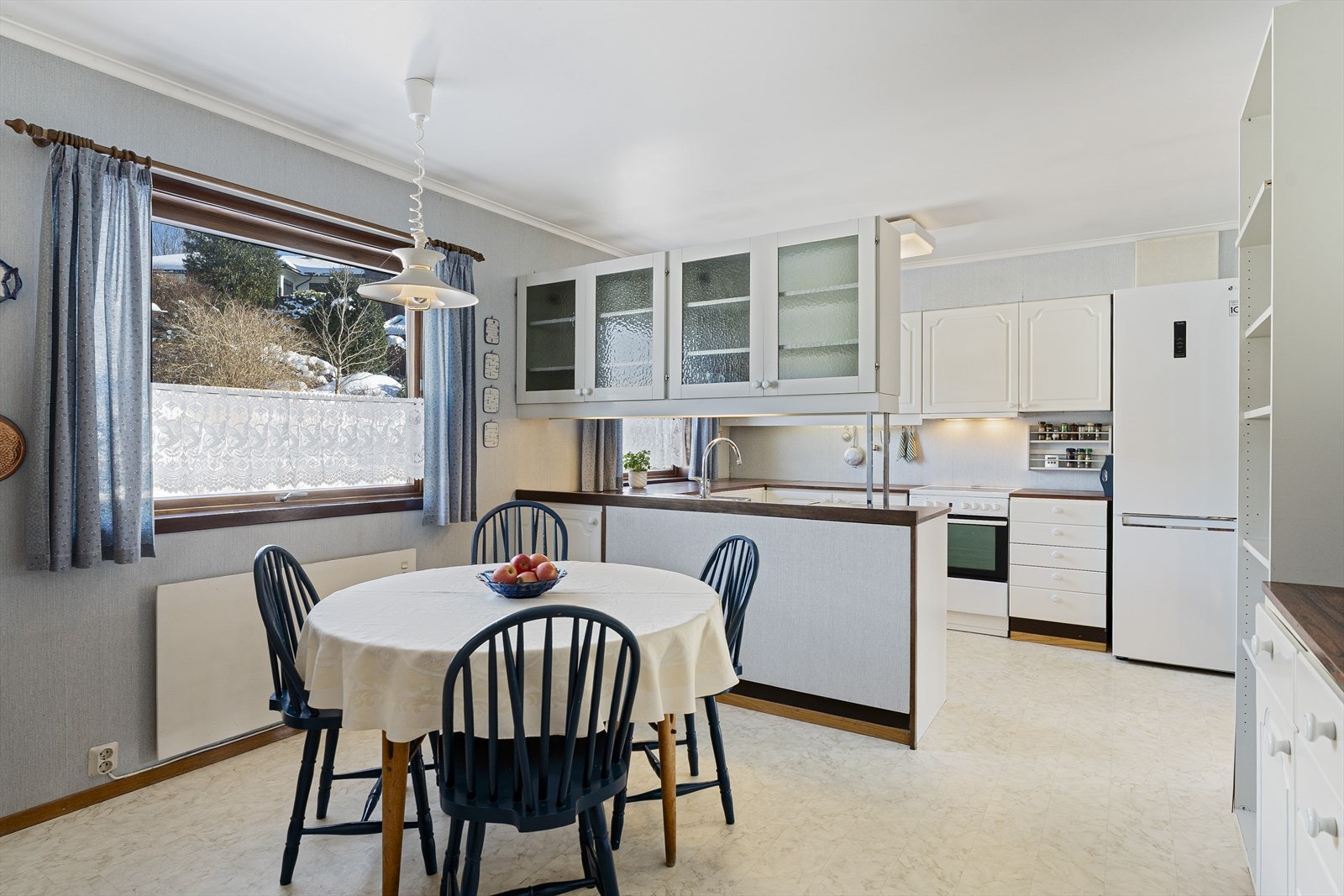 Stor, separat kjøkken med spiseplass. Strategisk beliggenhet mot stuen/spisestuen. Galleribilde